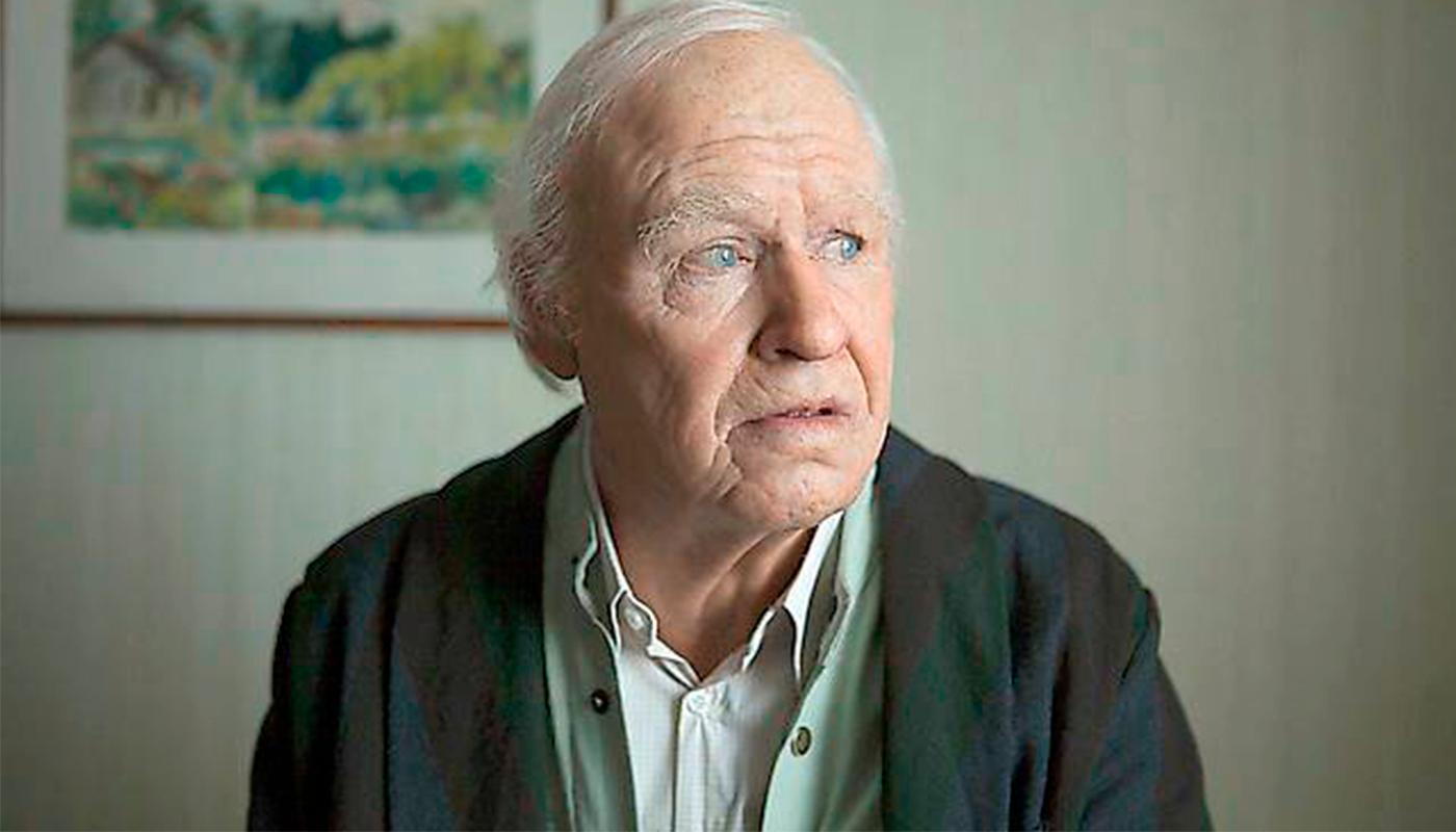 Robert Gustafsson i rollen som Allan Karlsson i ”Hundraåringen som klev ut genom fönstret och försvann”.