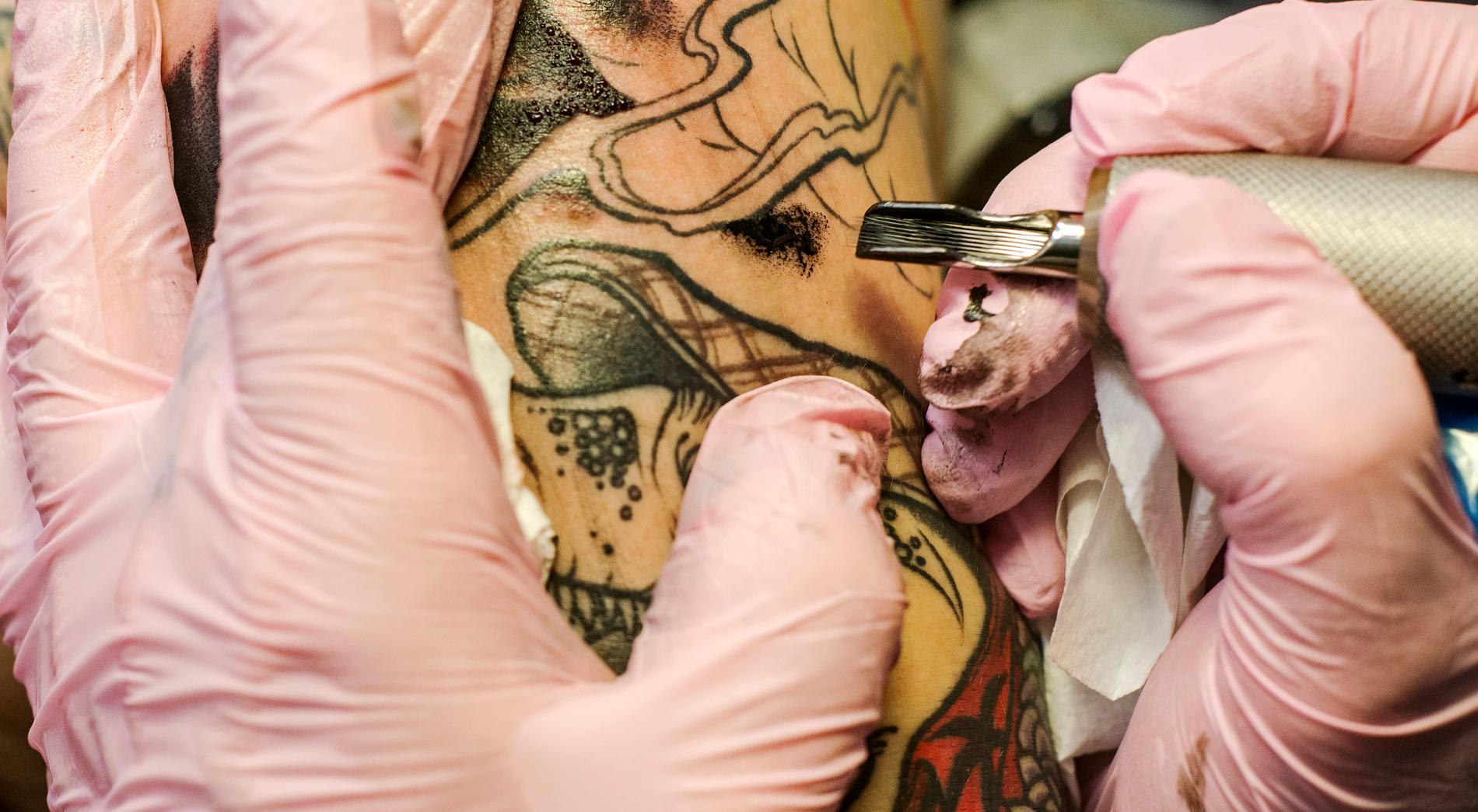 Tatueraren på bilden har inget med Niklas tatuering att göra. Arkivbild.