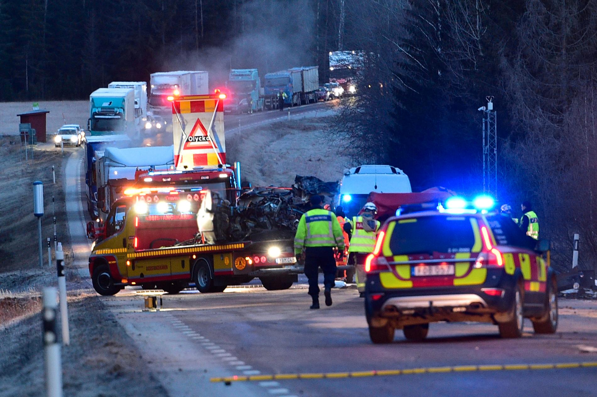 På väg 56 strax norr om Katrineholm har ett lastbilsekipage och en personbil frontalkrockat. Olyckan skedde vid 05:30-tiden.