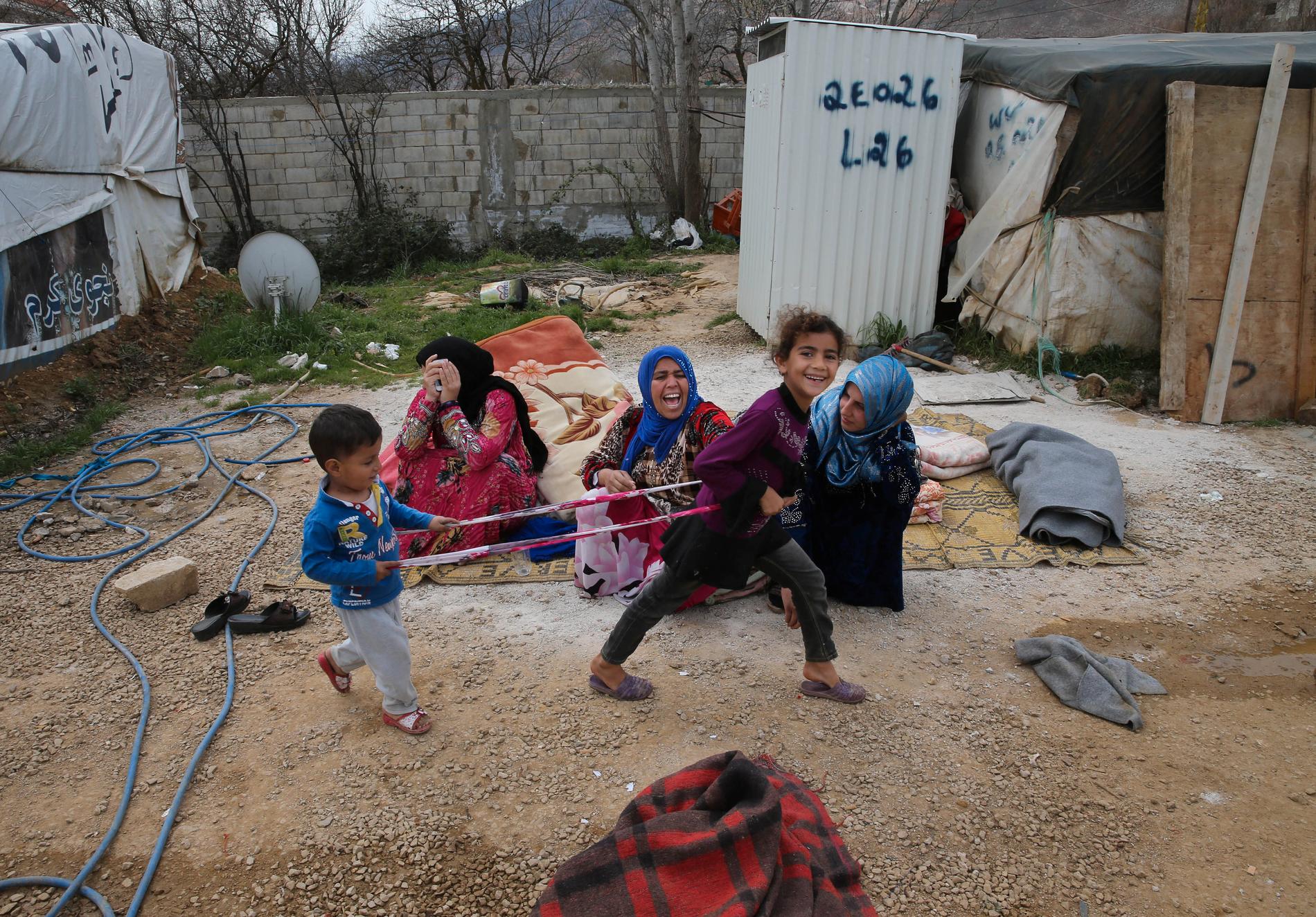 Syriska barn leker i ett flyktingläger i libanesiska Bekaadalen nära gränsen till Syrien 2016. Arkivbild.