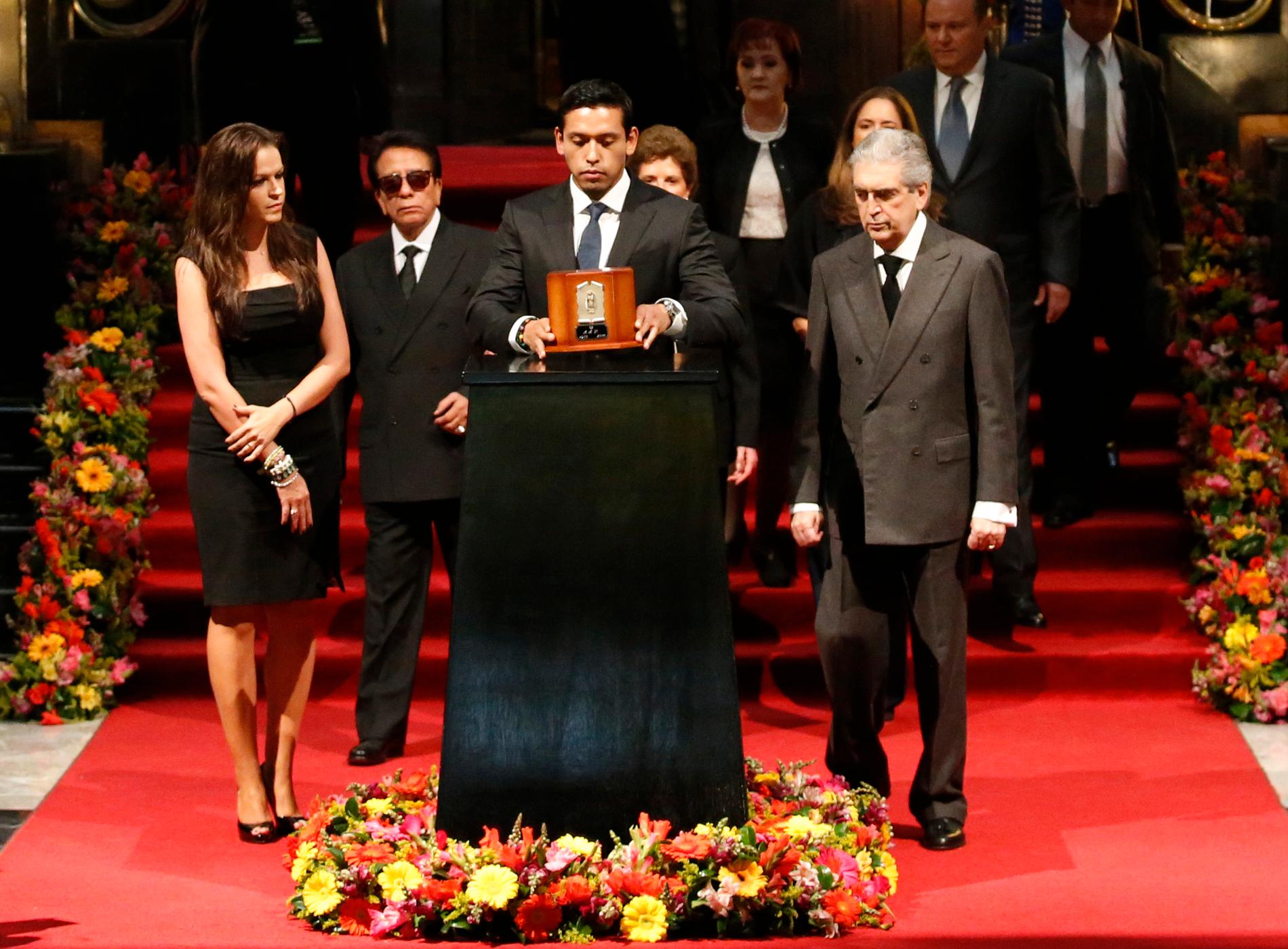 Juan Gabriels son Ivan Aguilera under minnesceremonin. 