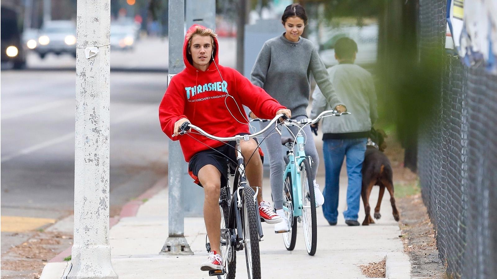 Selena Gomez och Justin Bieber på cykeltur ihop.