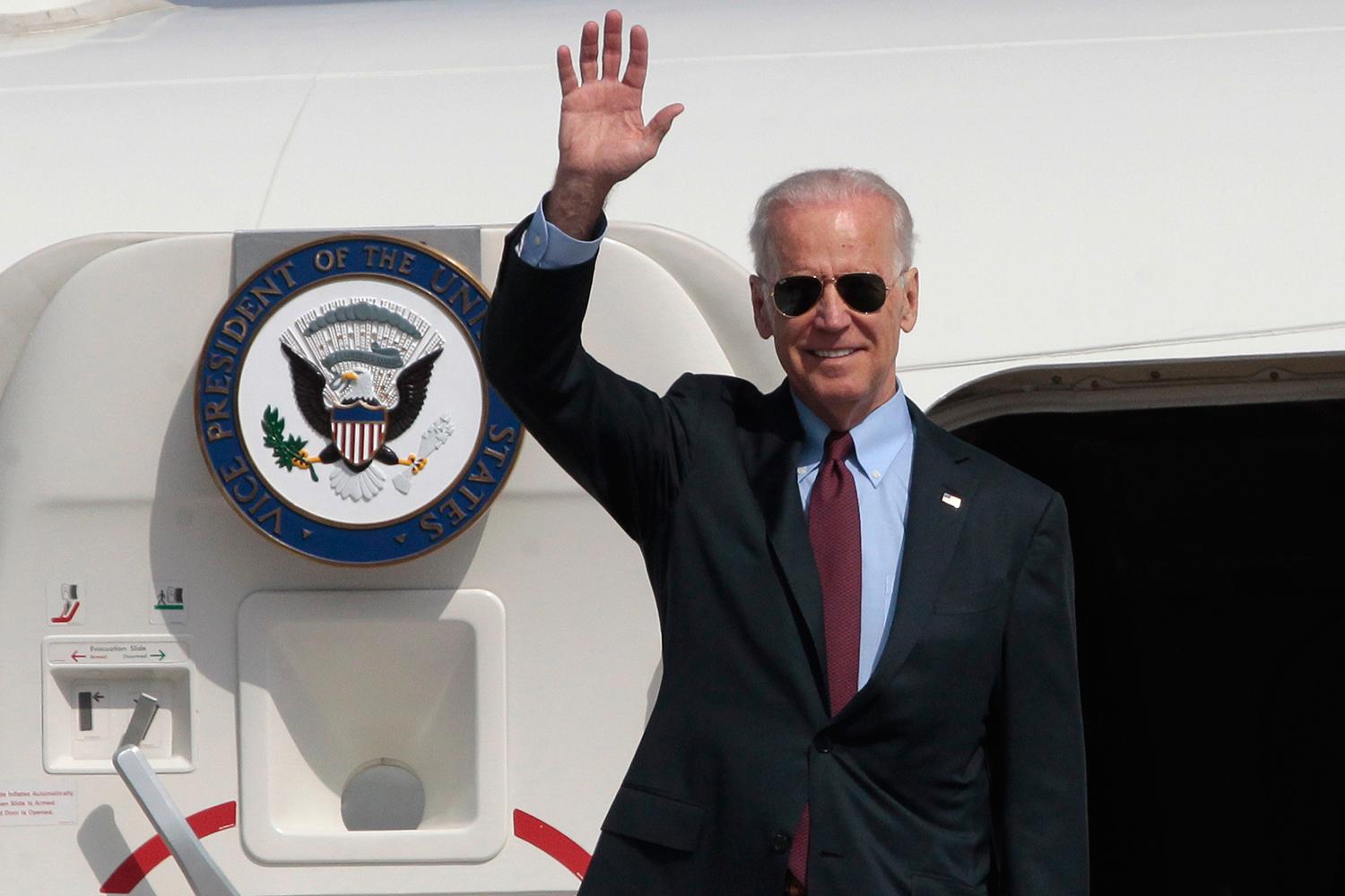 USA:s vicepresident Joe Biden anländer till en flygplats utanför Ukrainas huvudstad Kiev