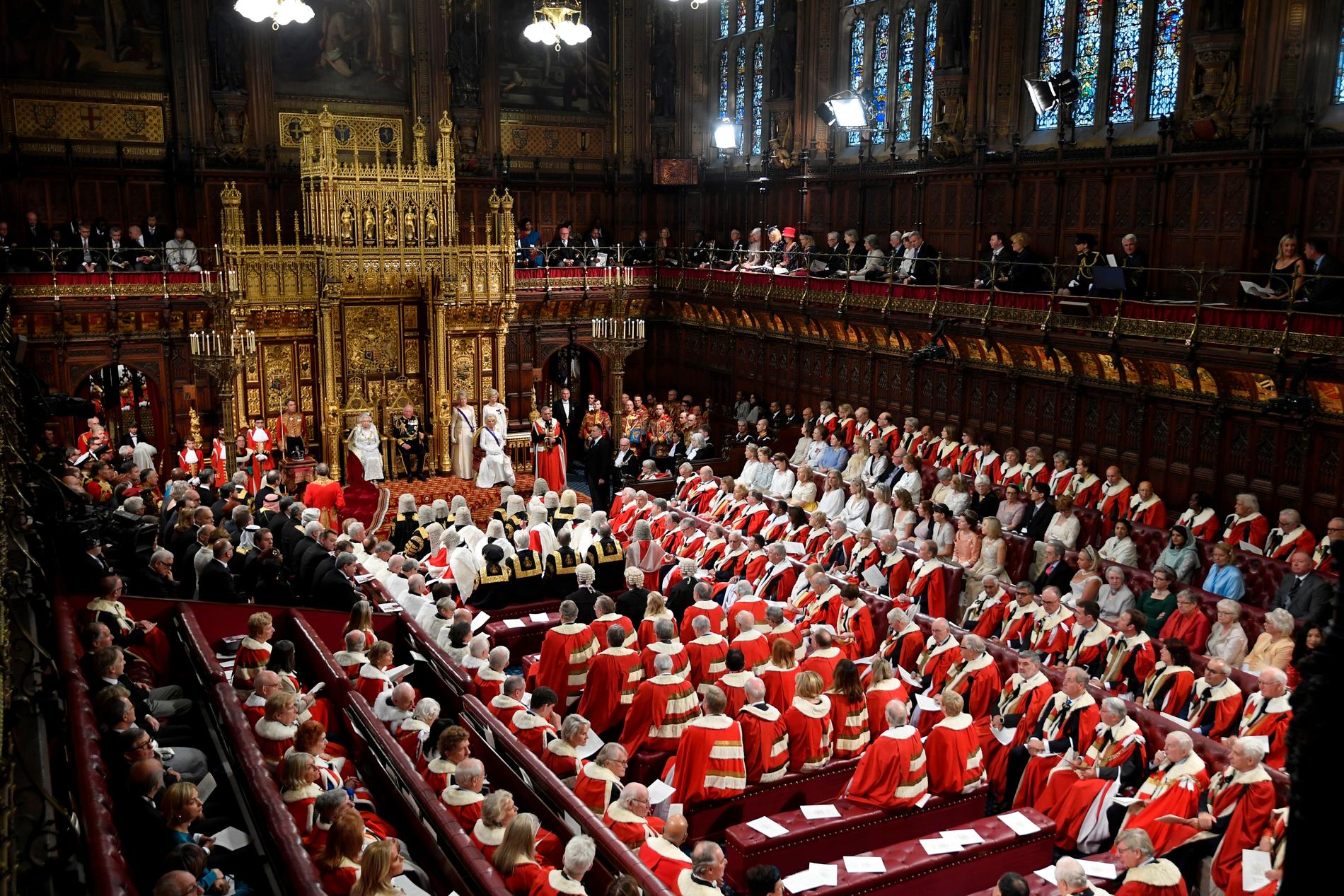 Drottning Elizabeth närvarar vid parlamentets öppnande.