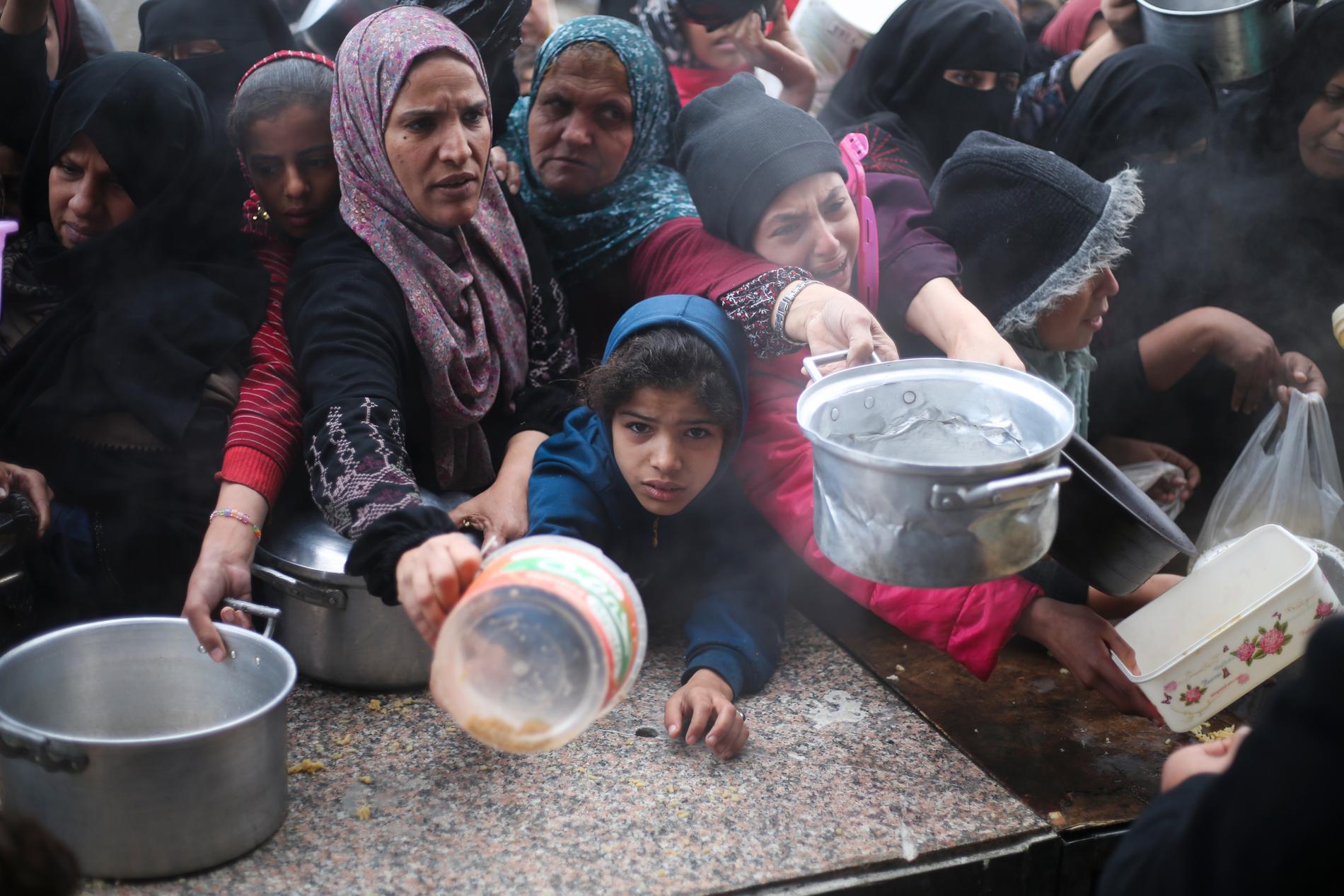 Palestinier samlas för matutdelning på Gazaremsan. Arkivbild.