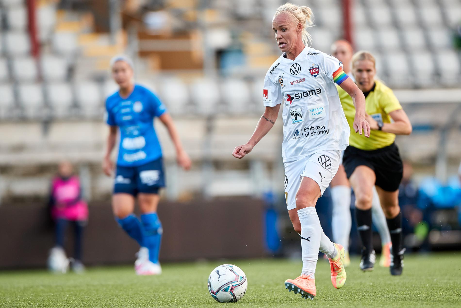Hade det inte varit för de tomma läktarna så hade krocken mellan herrarnas cupfinal och Rosengårds möte med Göteborg varit "ett misstag från förbundets sida", säger Caroline Seger.