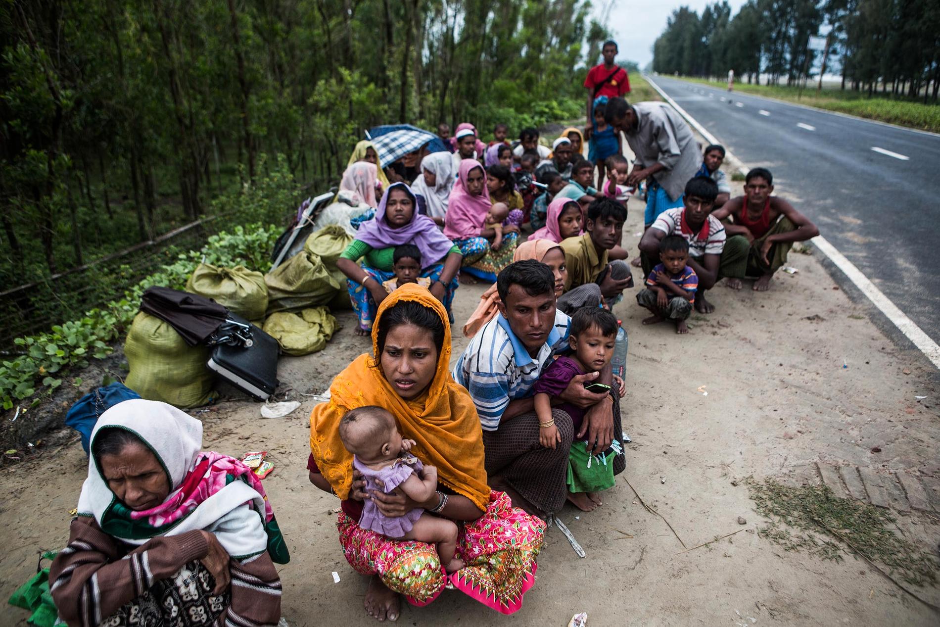Flyktingarna på bilden har precis kommit till Bangladesh.