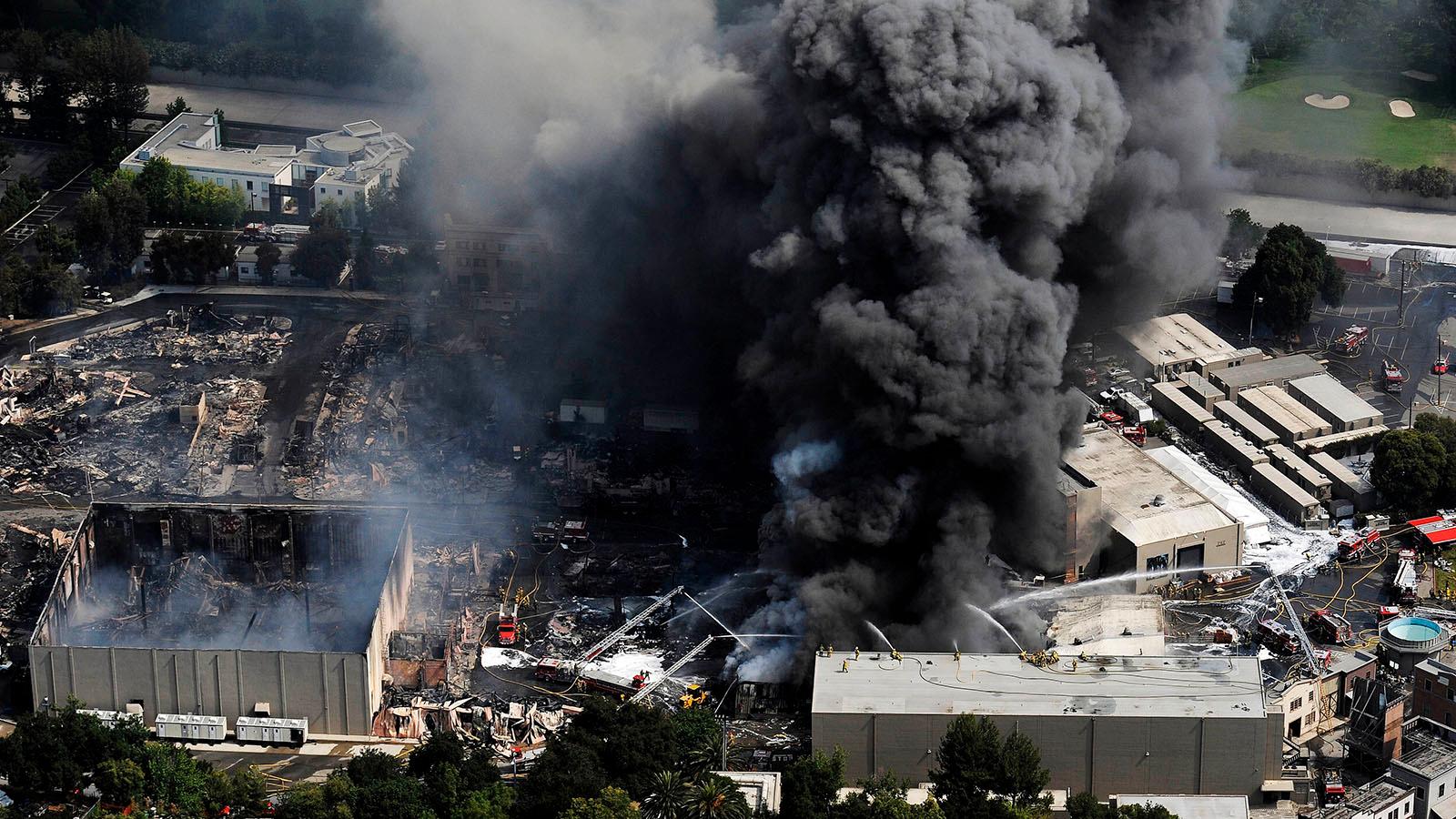 Flygfoto från branden som rasade på Universal Studios 2008. 