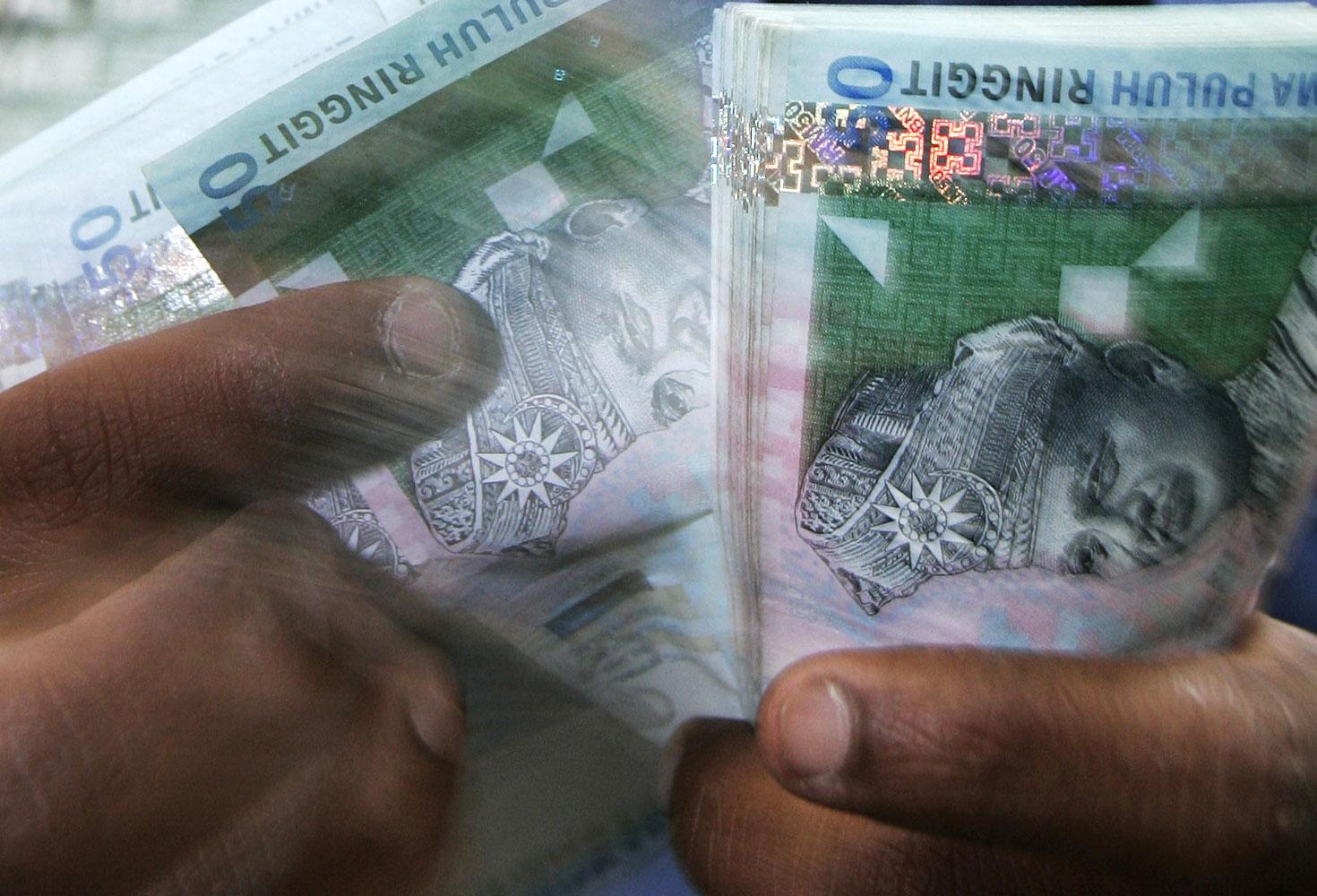 Fingervisning Malaysias valuta Ringgit förkortas MYR.