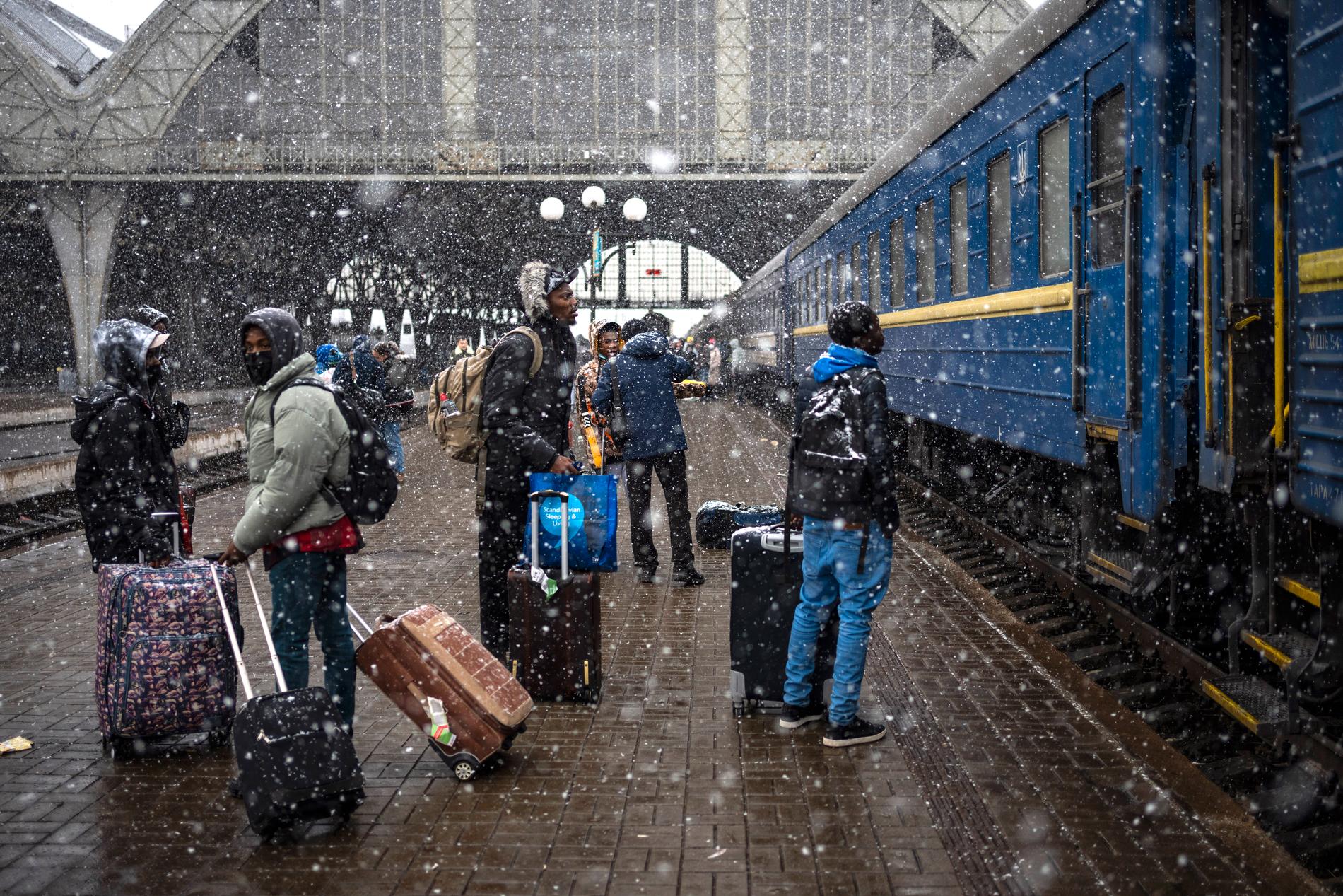 Nigerianska stundenter väntar vid tågstationen i Lviv. 