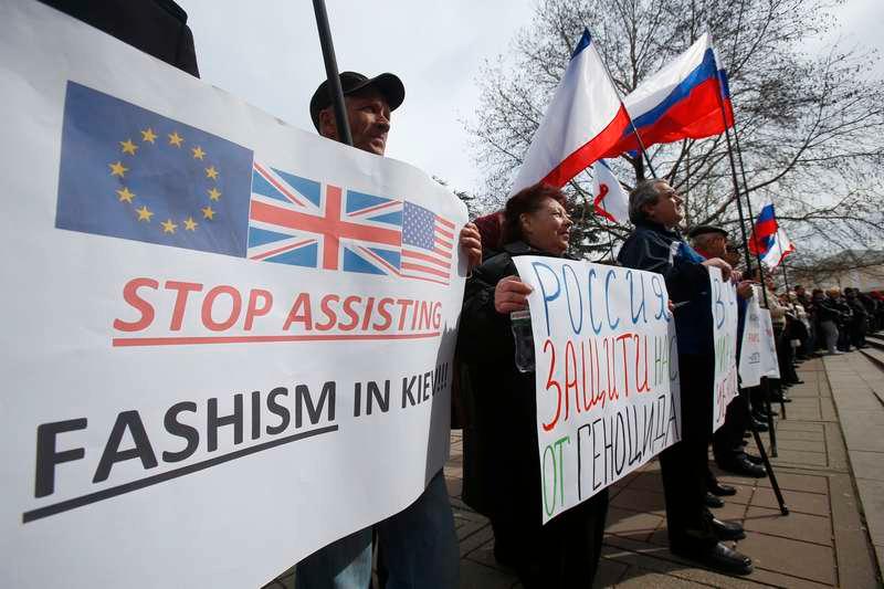 Pro-ryska demonstranter håller en manifestation utanför den lokala parlamentsbyggnaden i Krims huvudstad Simferopol.