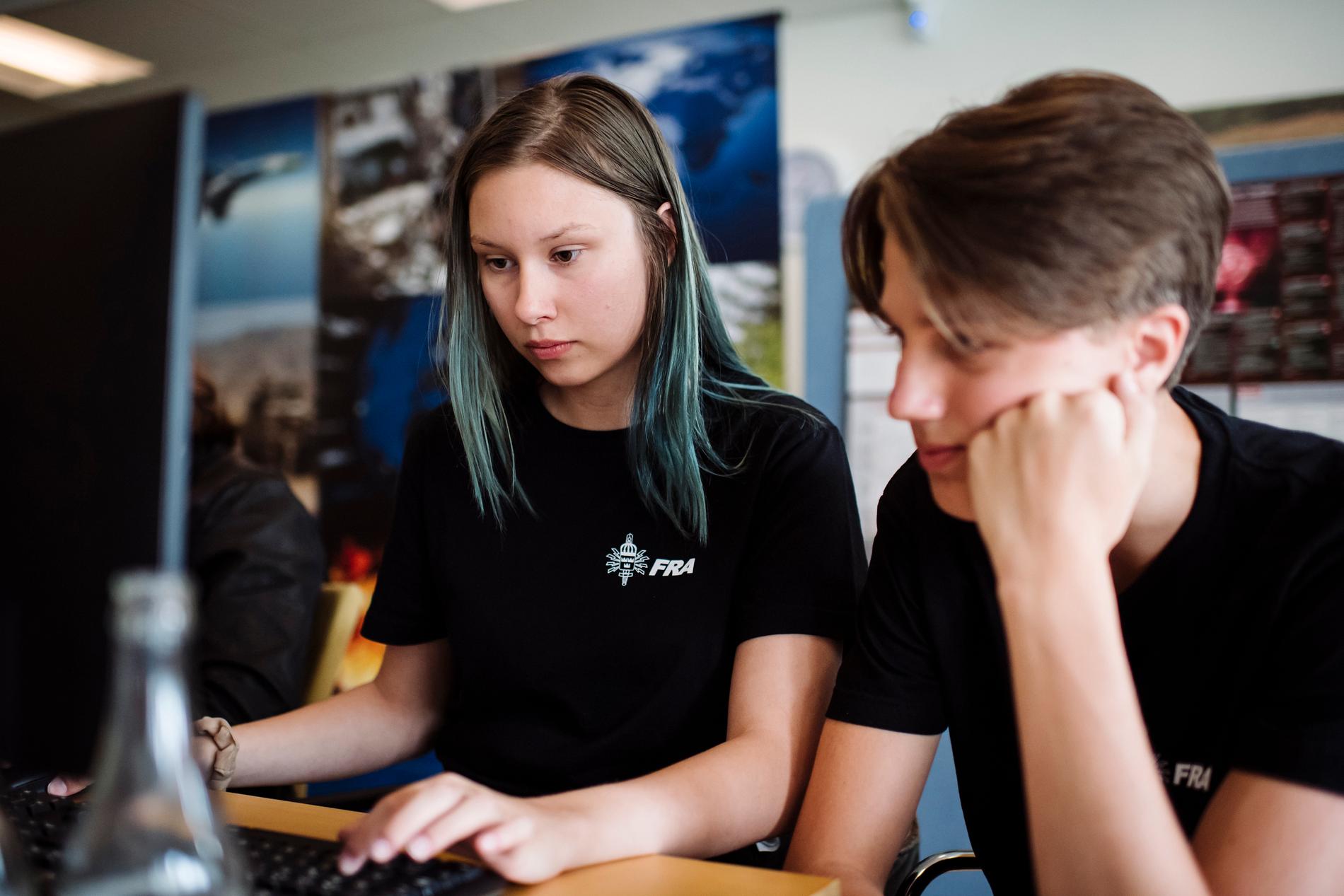 Thea Ahlström Signal och Alfred Severin, 16, är två av deltagarna under FRA:s sommarskola på Lovön som anordnas för första gången.