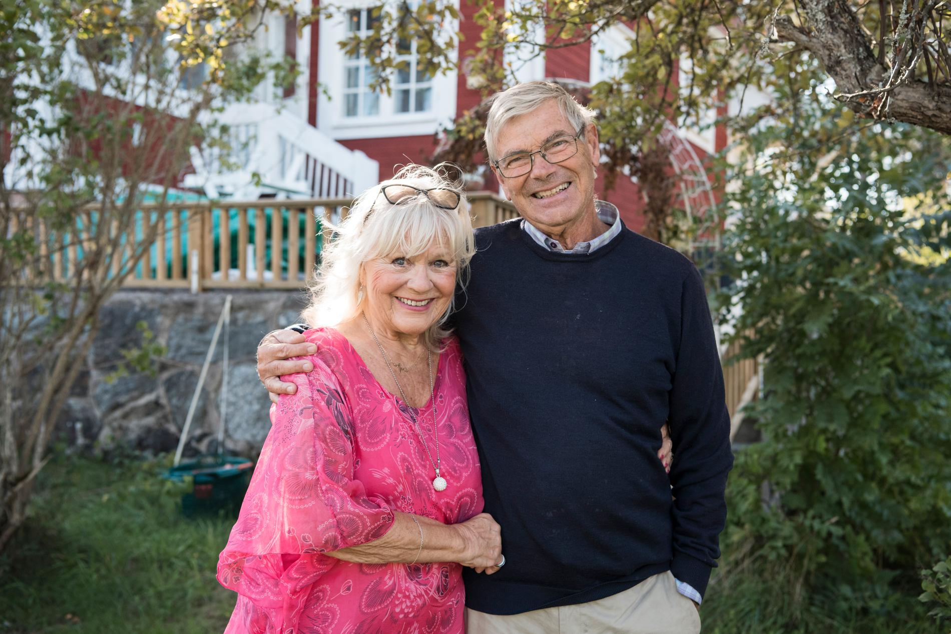 Christina Schollin och Hans Wahlgren utanför sitt stora hus.