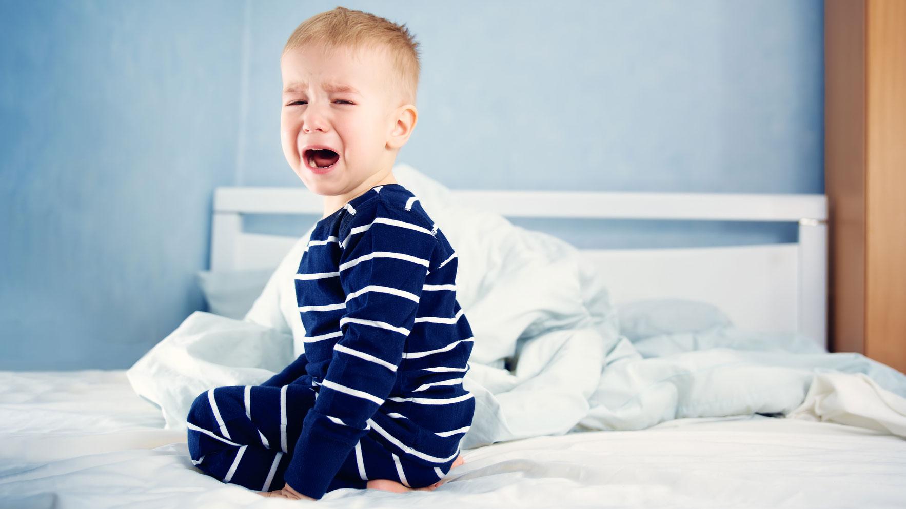 Att barn kissar i sängen är jobbigt, men inte farligt. 