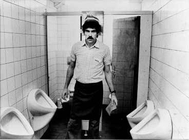 Günter Wallraff städar toaletter på McDonald's 1973. Just nu befinner sig den tyske journalisten på pr-turné i Sverige.