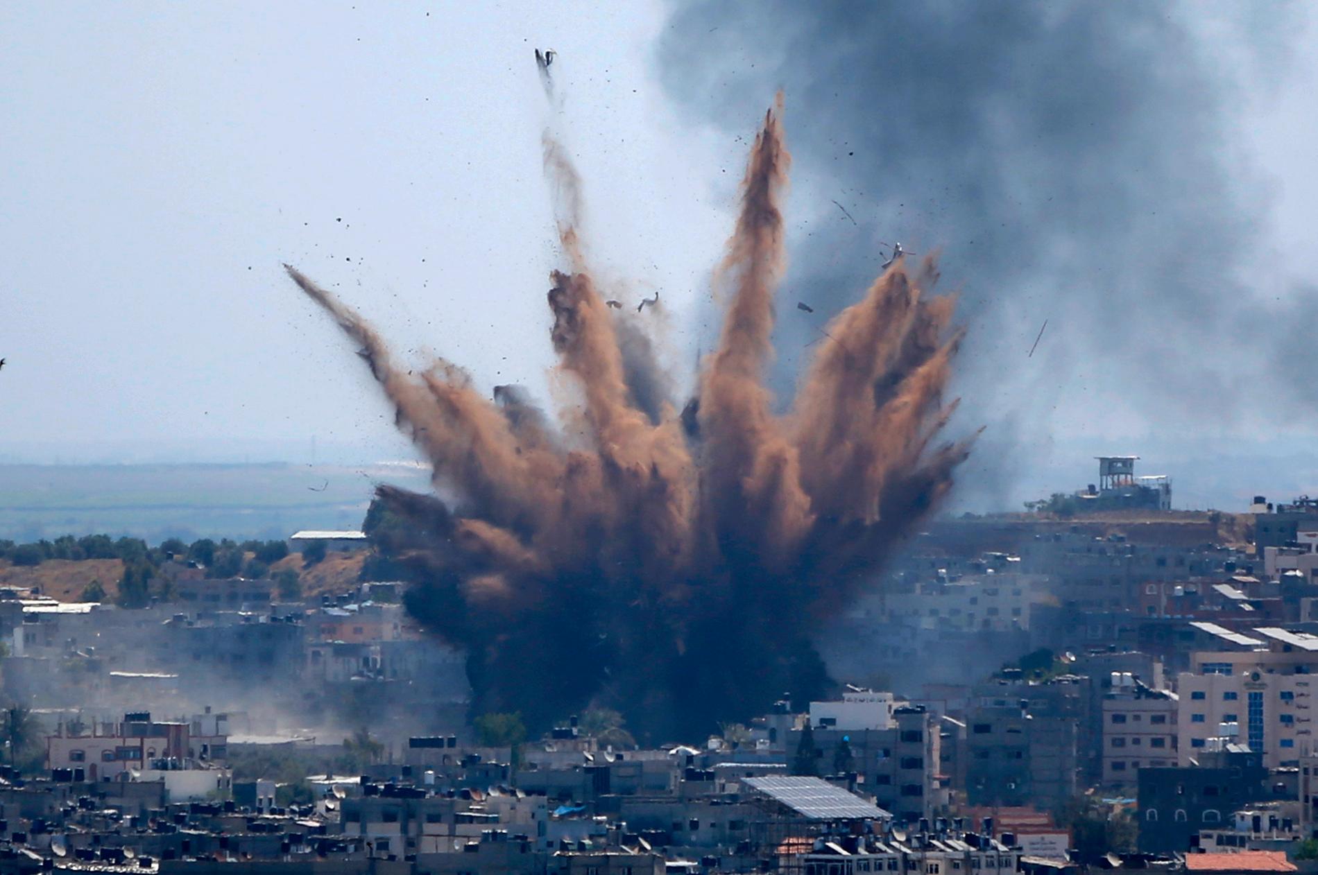 Rök stiger mot himlen efter en attack mot en byggnad i Gaza. 