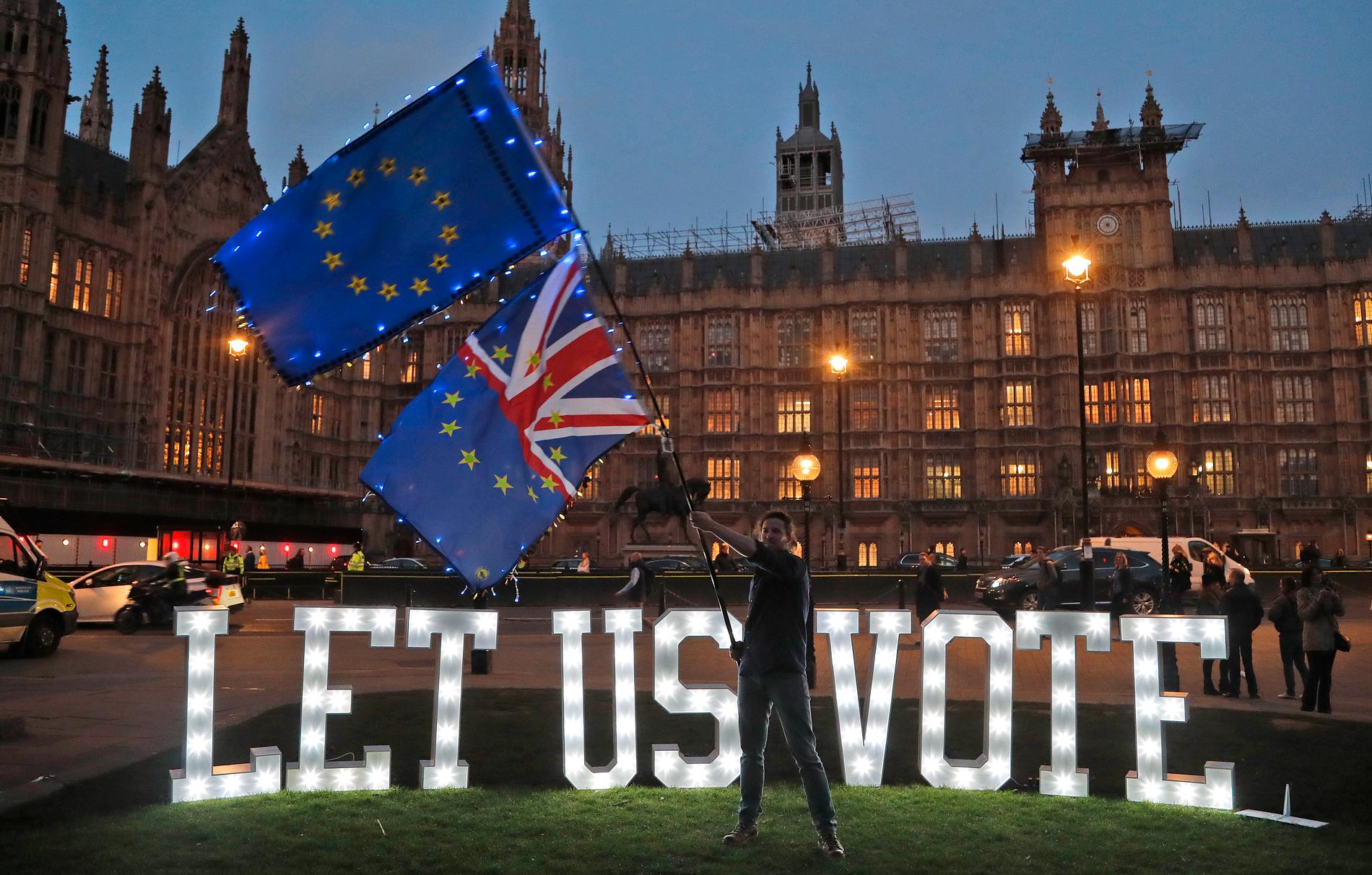 "Låt oss rösta" står det på stora skyltar utanför Westministerpalatset i London inför omröstningen på onsdagen, där ledamöterna sedermera inte lyckades enas.