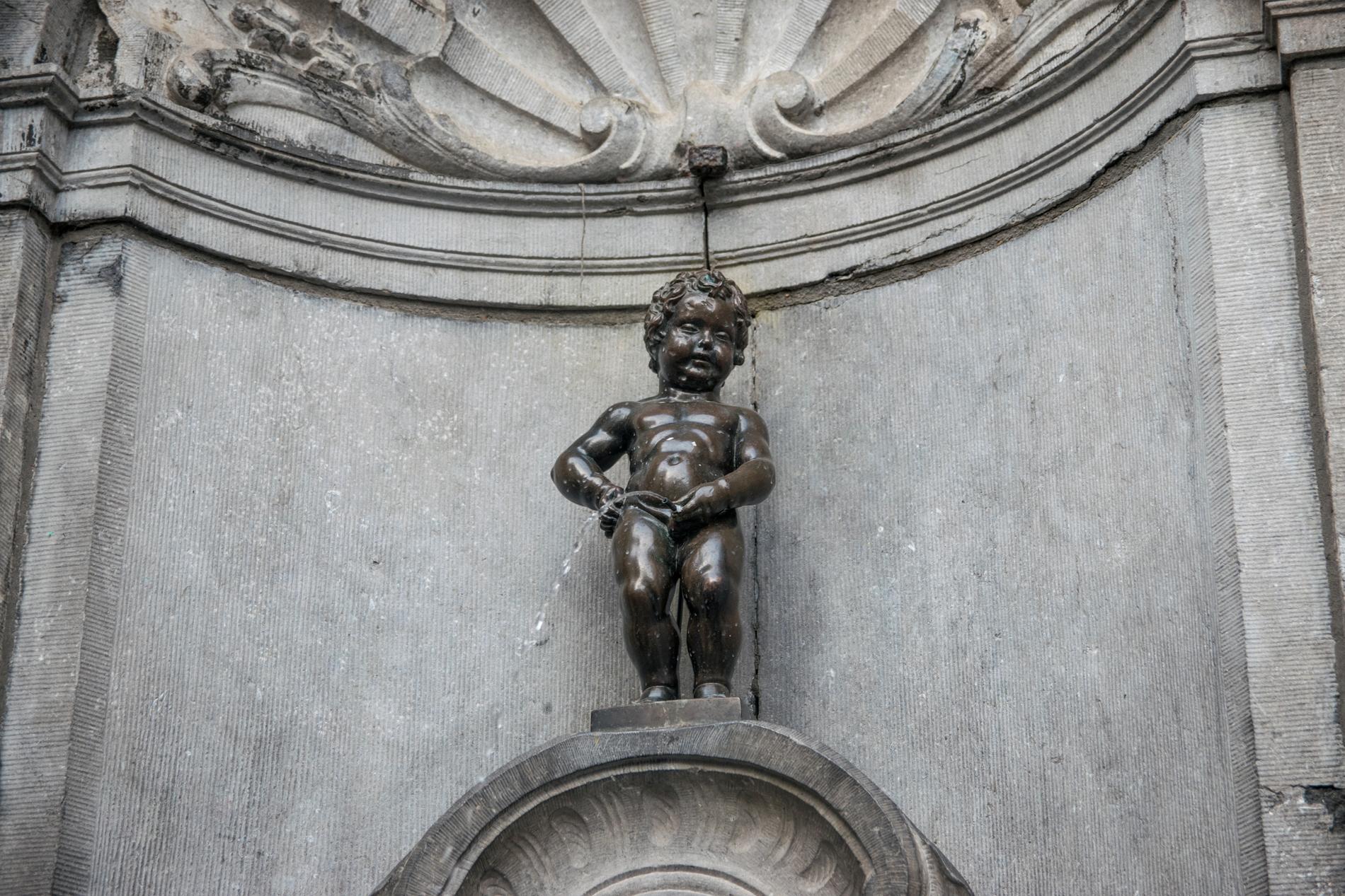 Manneken Pis är en väldigt liten staty av en pojke som kissar. 
