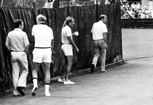 Björn Borg på väg till en match. Året var 1978 och Lennart Bergelin går bakom sin adept.