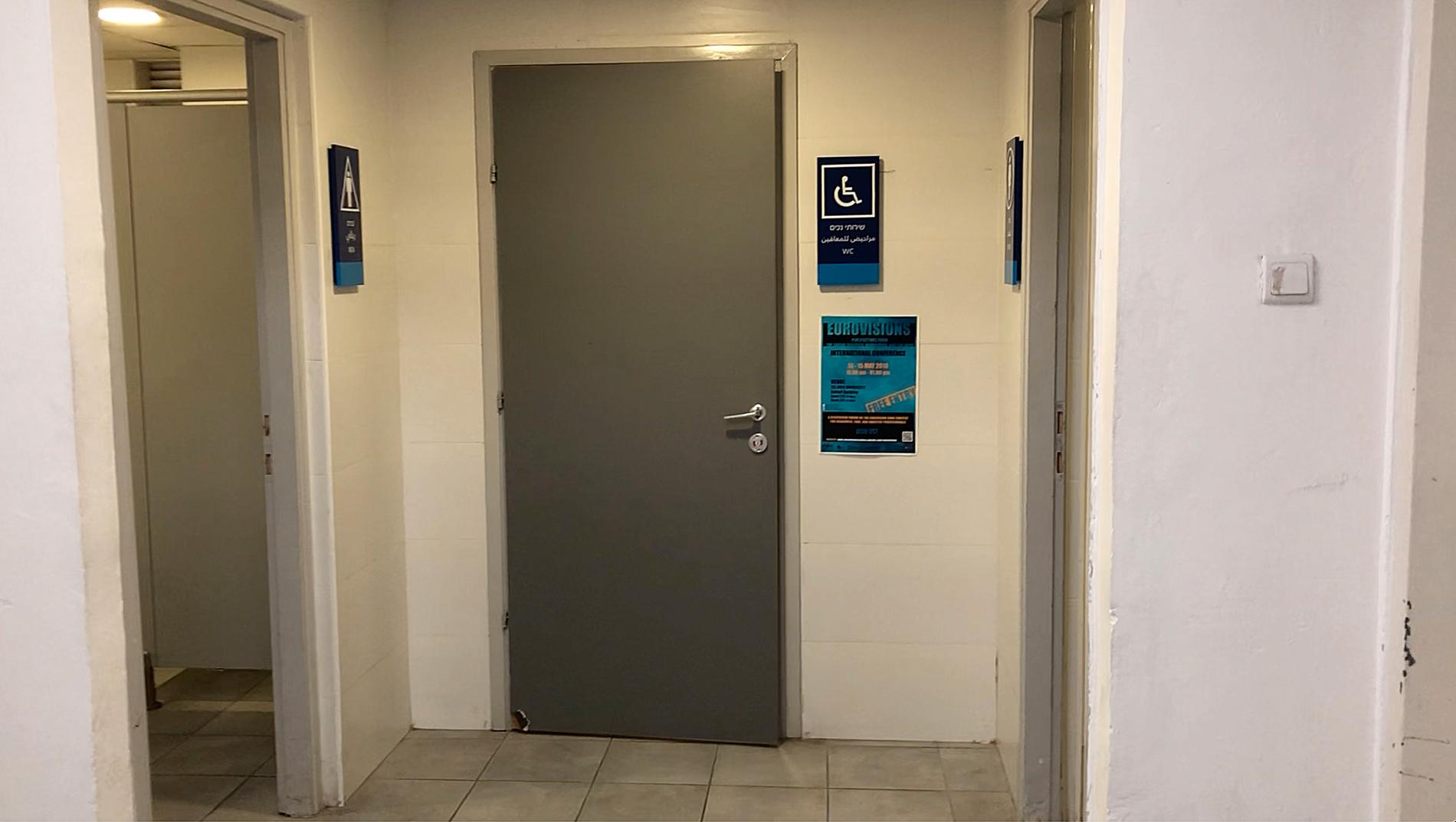 På den här toaletten gick männen in. 