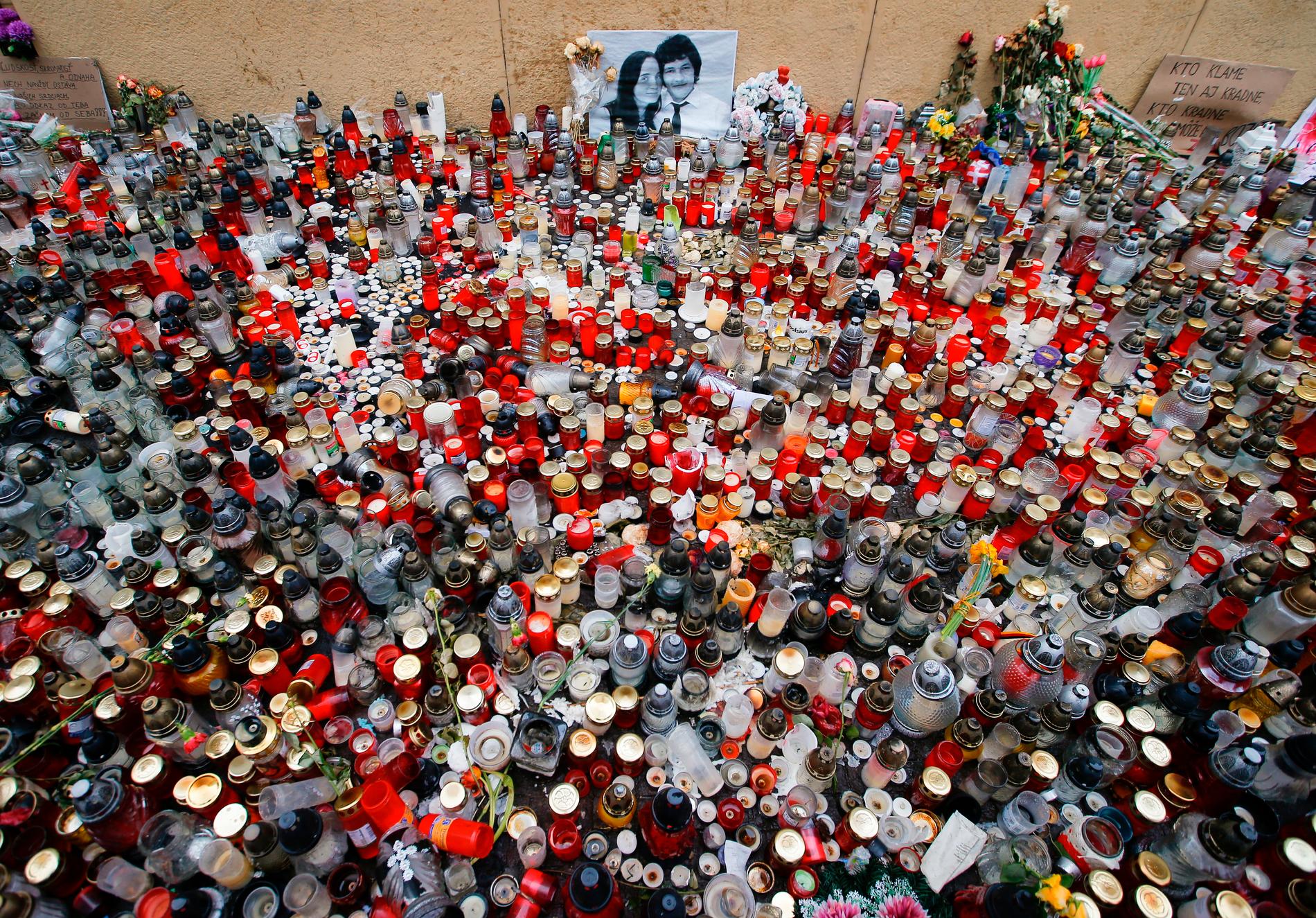 Ljus som tänts i huvudstaden Bratislava till minne av den slovakiske journalisten Ján Kuciak och flickvännen Martina Kusnirova efter morden i februari i fjol. Arkivbild.