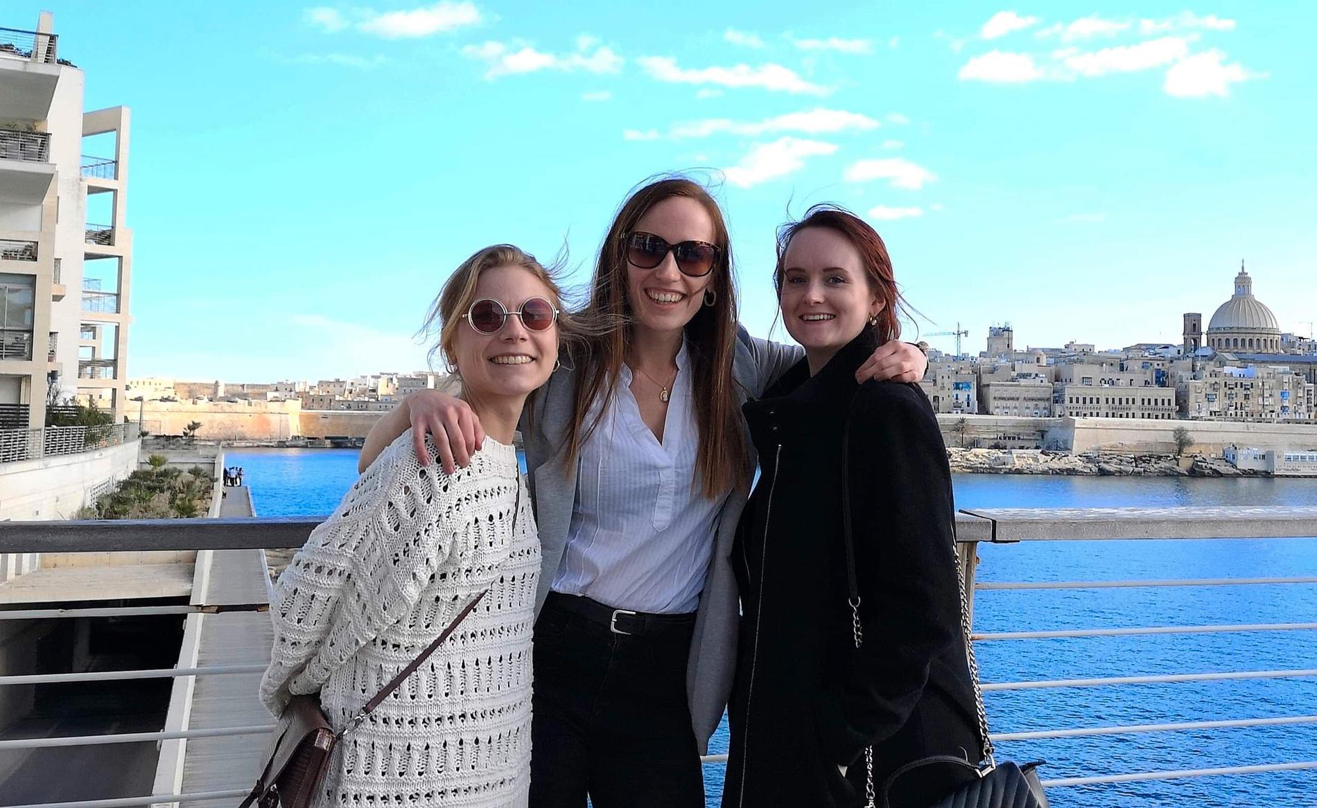 Nyfunna vännerna Teresia Johansson, Emelie Bermhed och Elina Edenhagen tillsammans i Malta.