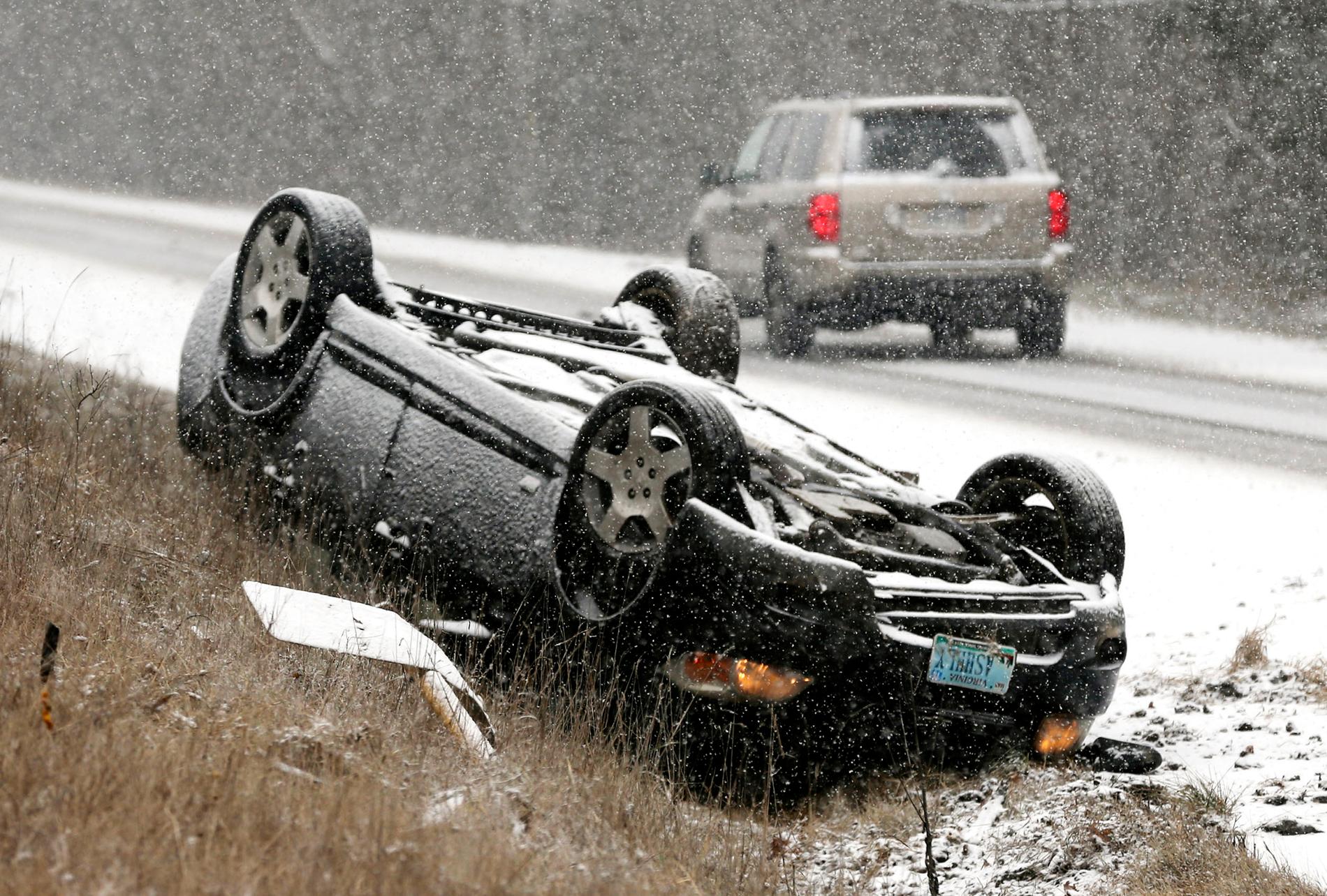 160 trafikolyckor har hittills rapporterats till följd av snöstormen.