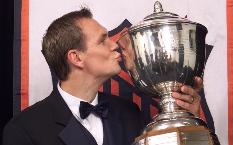 Nicklas Lidström med sin första av totalt sju Norris Trophy – priset till NHL:s bäste back.