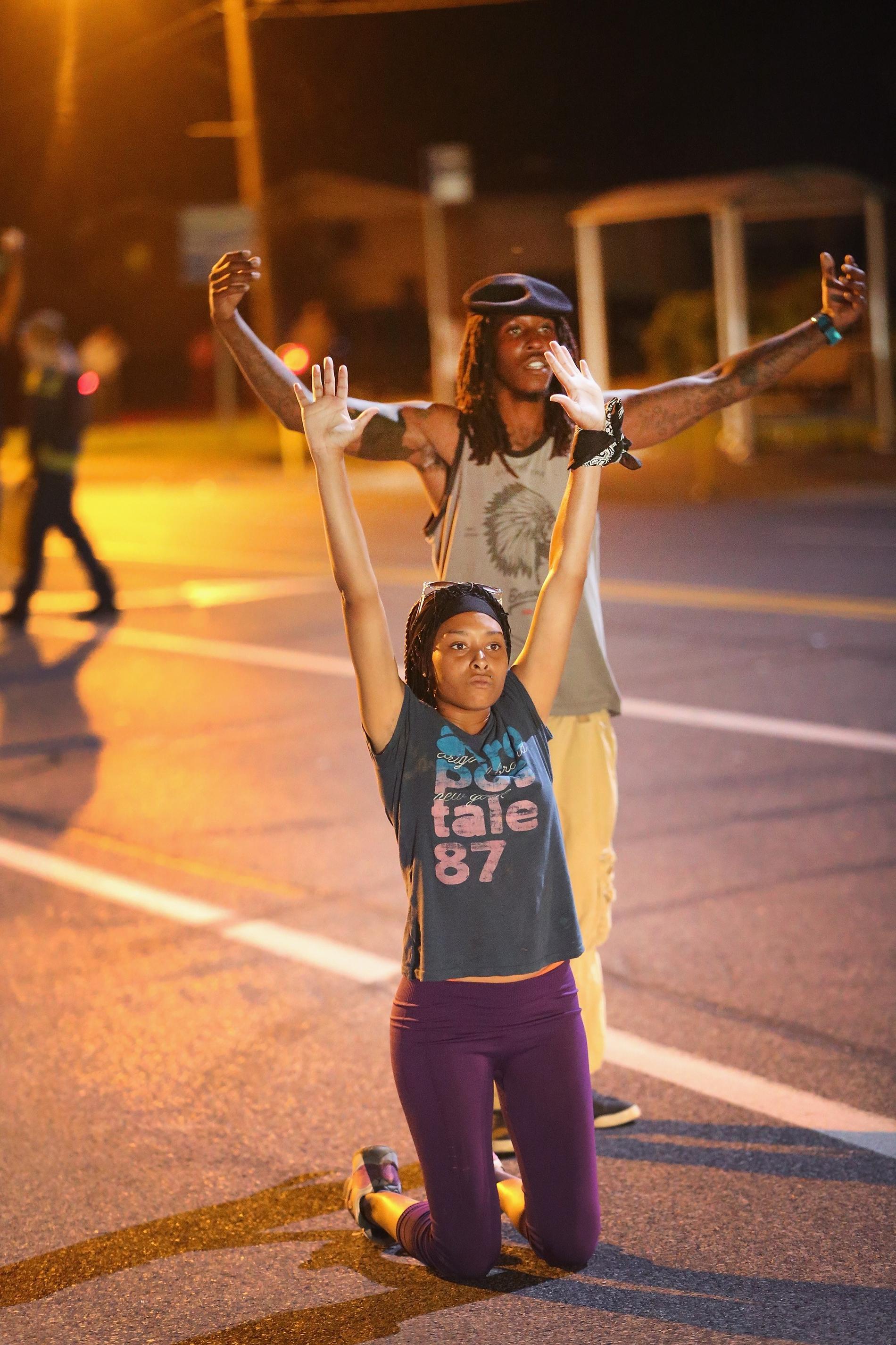 Att lyfta sina händer över huvudet har under demonstrationerna blivit en symbol för det oprovocerade våldet.
