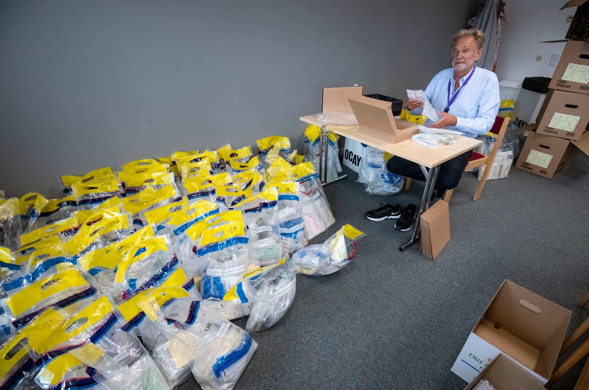 Säkerhetspåsarna med valsedlar väntar på arkivering. Alla valsedlar i Sverige sparas till dess att nästa val vunnit laga kraft.