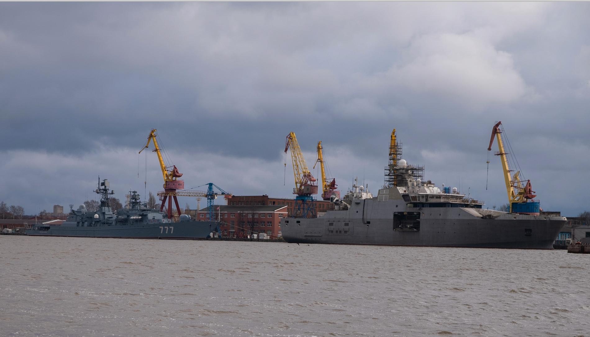 Anije ushtarake në portin e Kaliningradit.