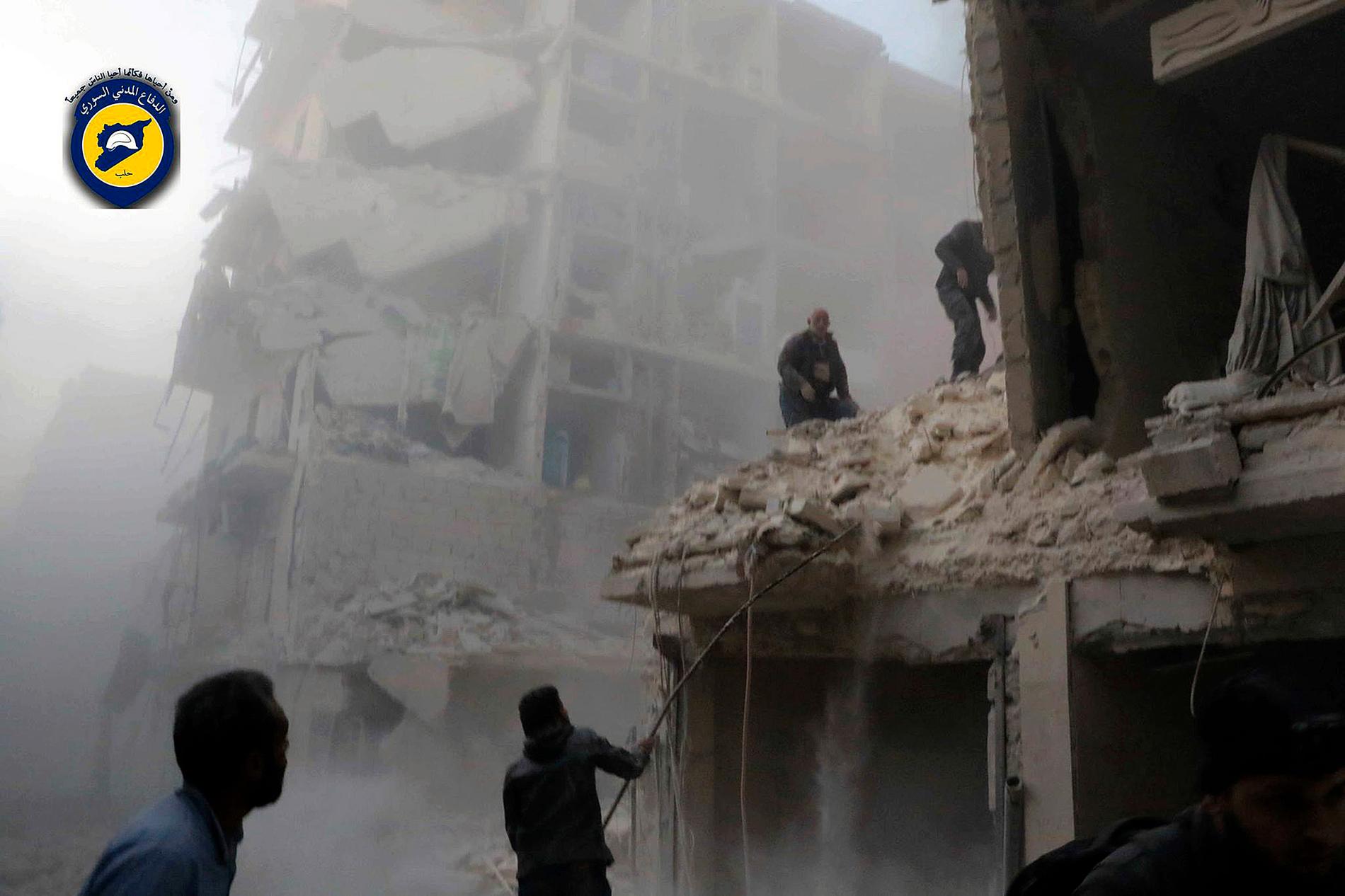 Byggnad som bombats im Aleppo. Bilden har gjorts tillgänglig av den syriska hjälporganisationen "White Helmets".