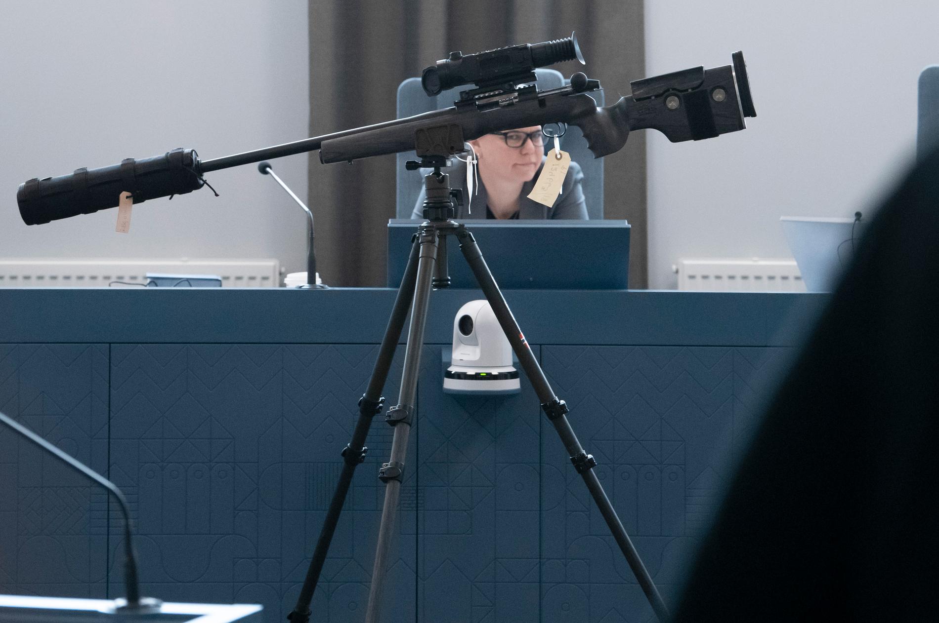 Jägarens vapen visas upp i rättssalen. Arkivbild.