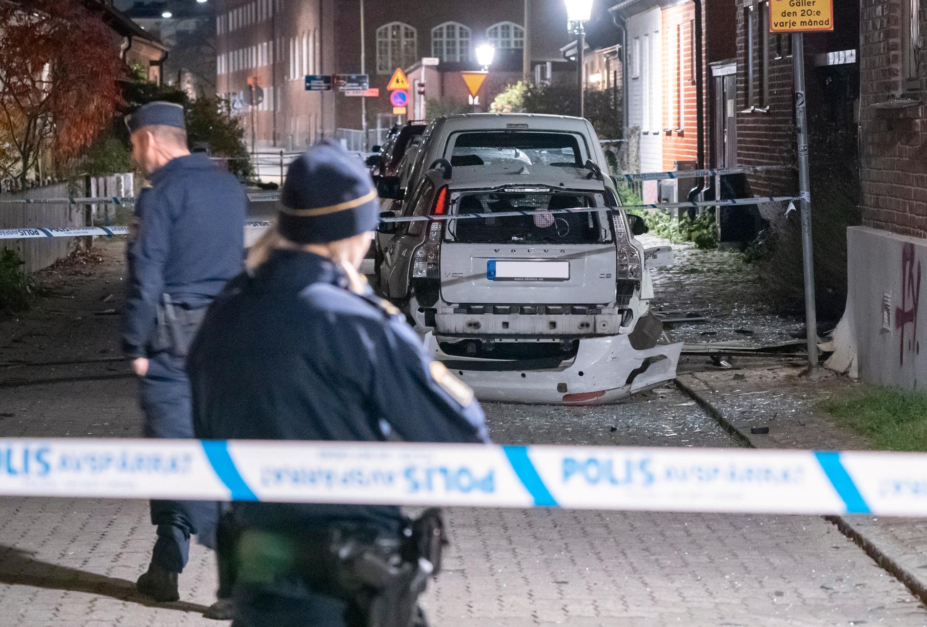 Polisen spärrar av efter att en detonation orsakat skador på en fastighet och en bil på Sofielund i Malmö tidigt på fredagsmorgonen.