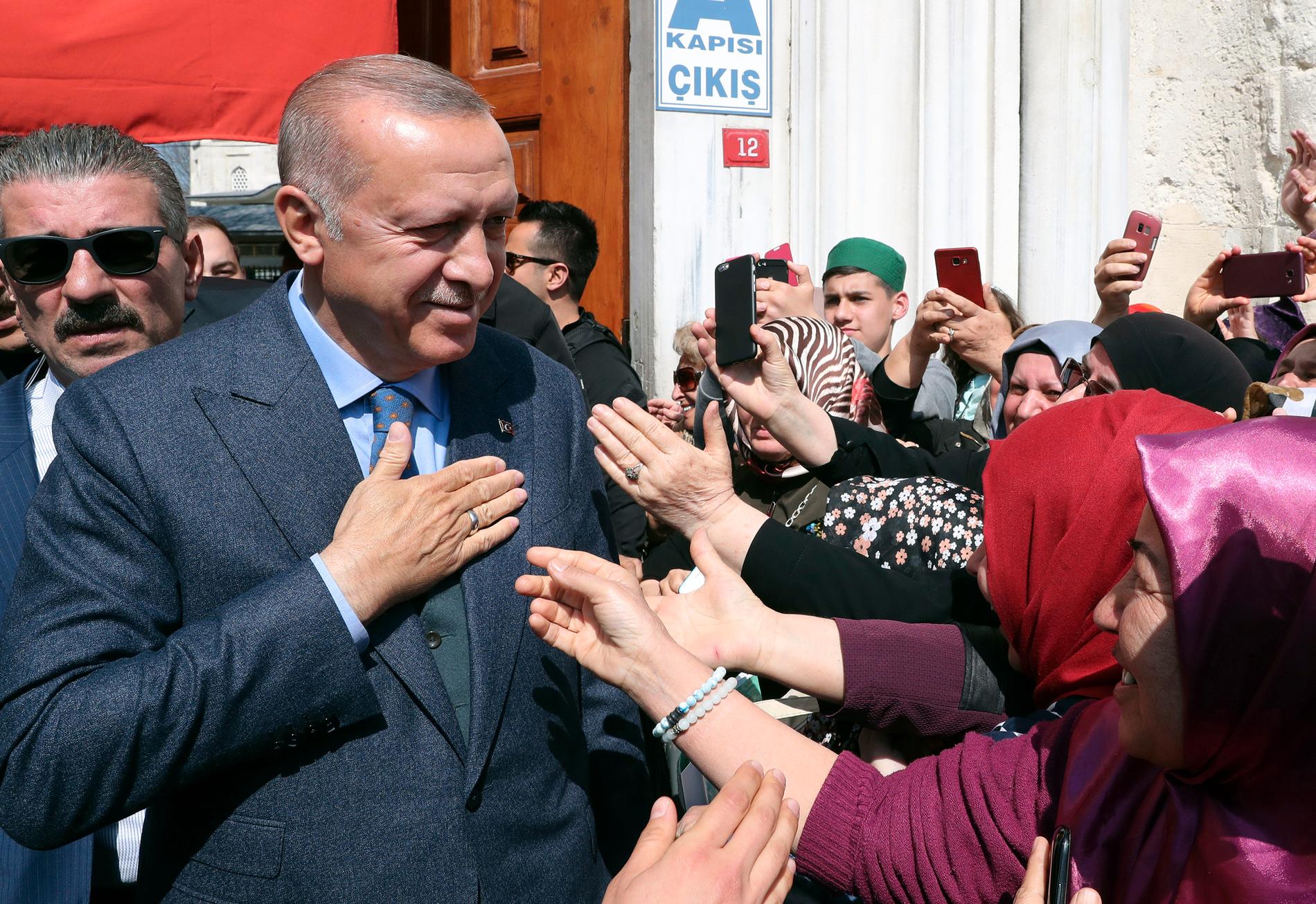 Turkiets president Recep Tayyip Erdogan möter väljare. Arkivbild.