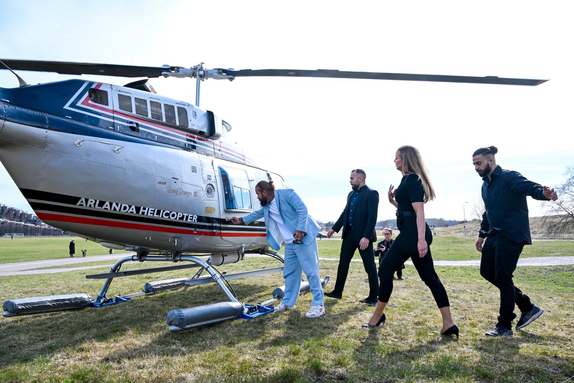 Jan Emanuel och Sara Skyttedal flög iväg i helikopter efter framträdandet där Folklistan presenterades. 