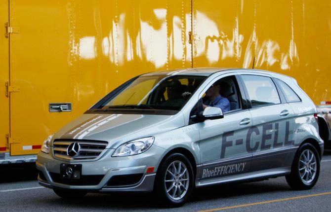 Mercedes testkörde F-Cell, en bil som drivs med vätgas och el i Los Angeles.