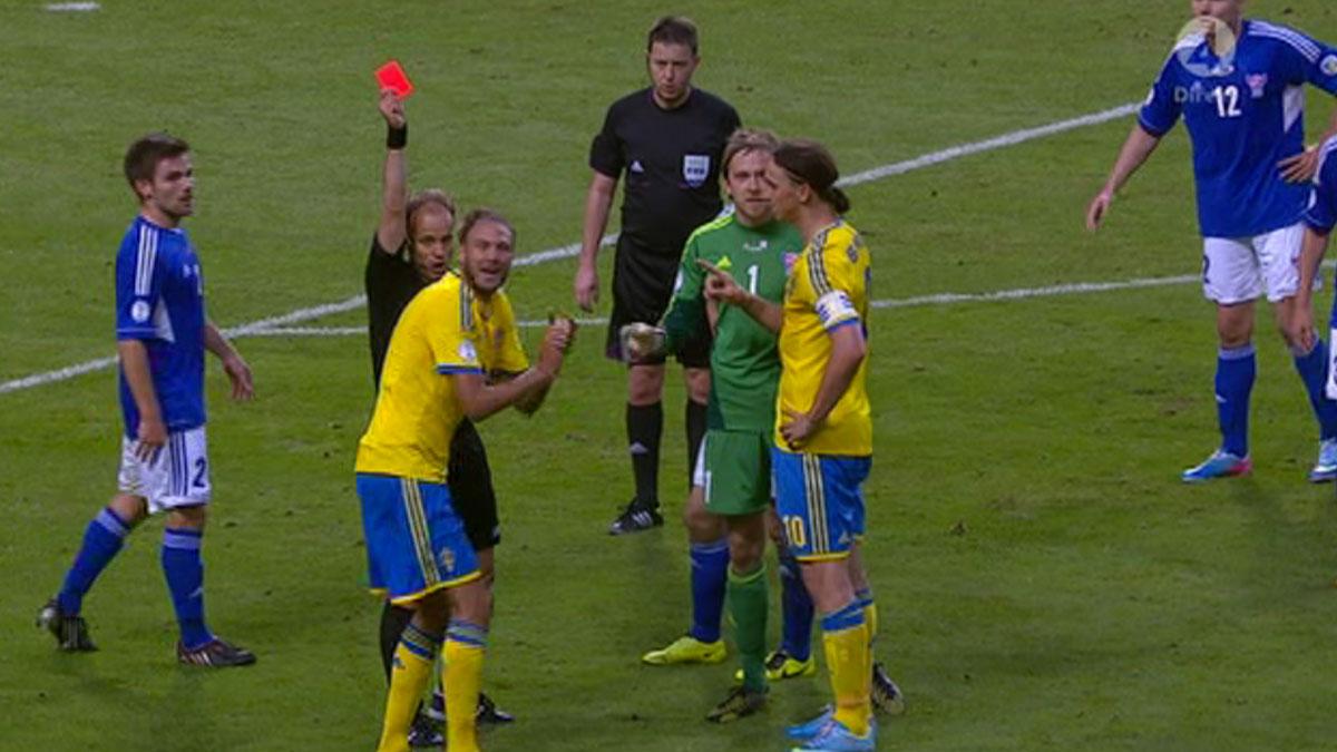 Andreas Granqvist får rött kort i slutet av matchen - och Zlatan hamnar i tjafs med Färöarnas målvakt.
