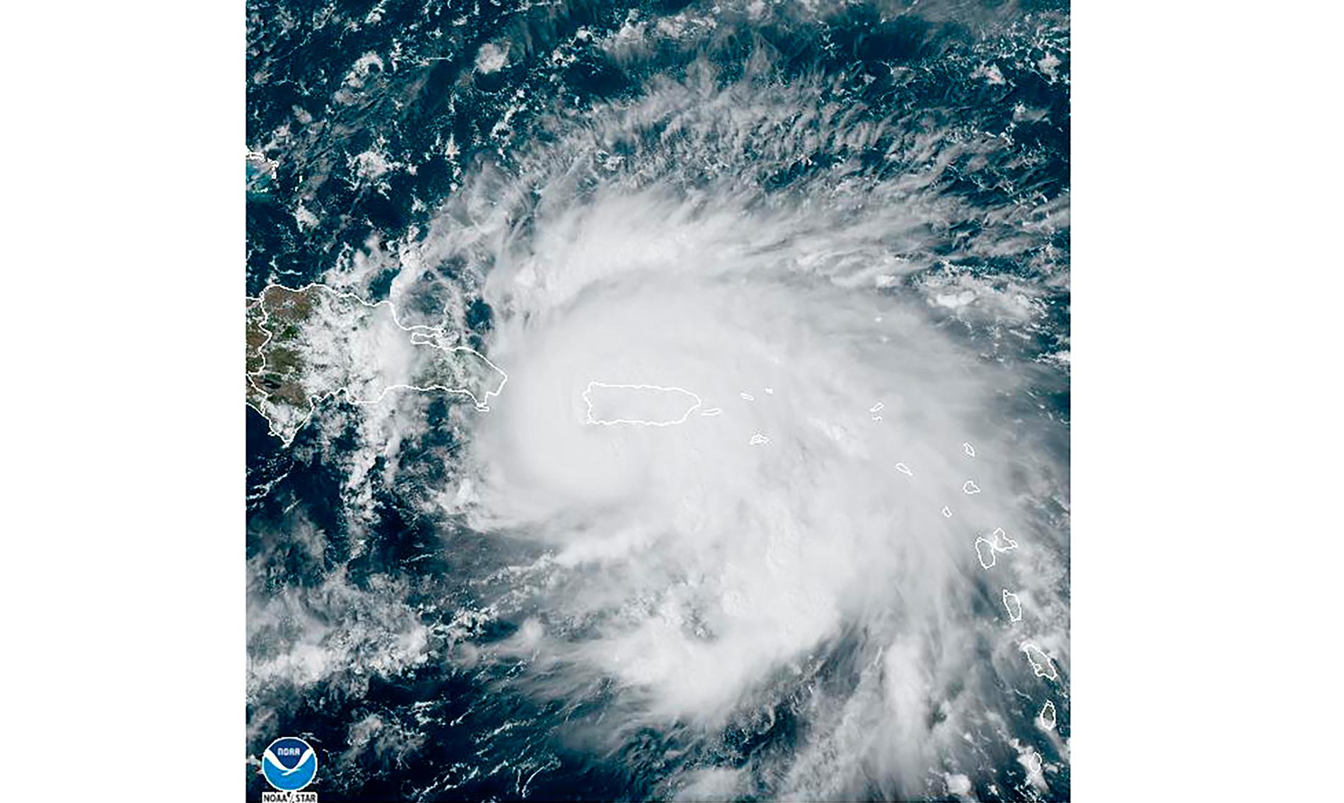 Orkanen Fiona drar in över Puerto Rico.