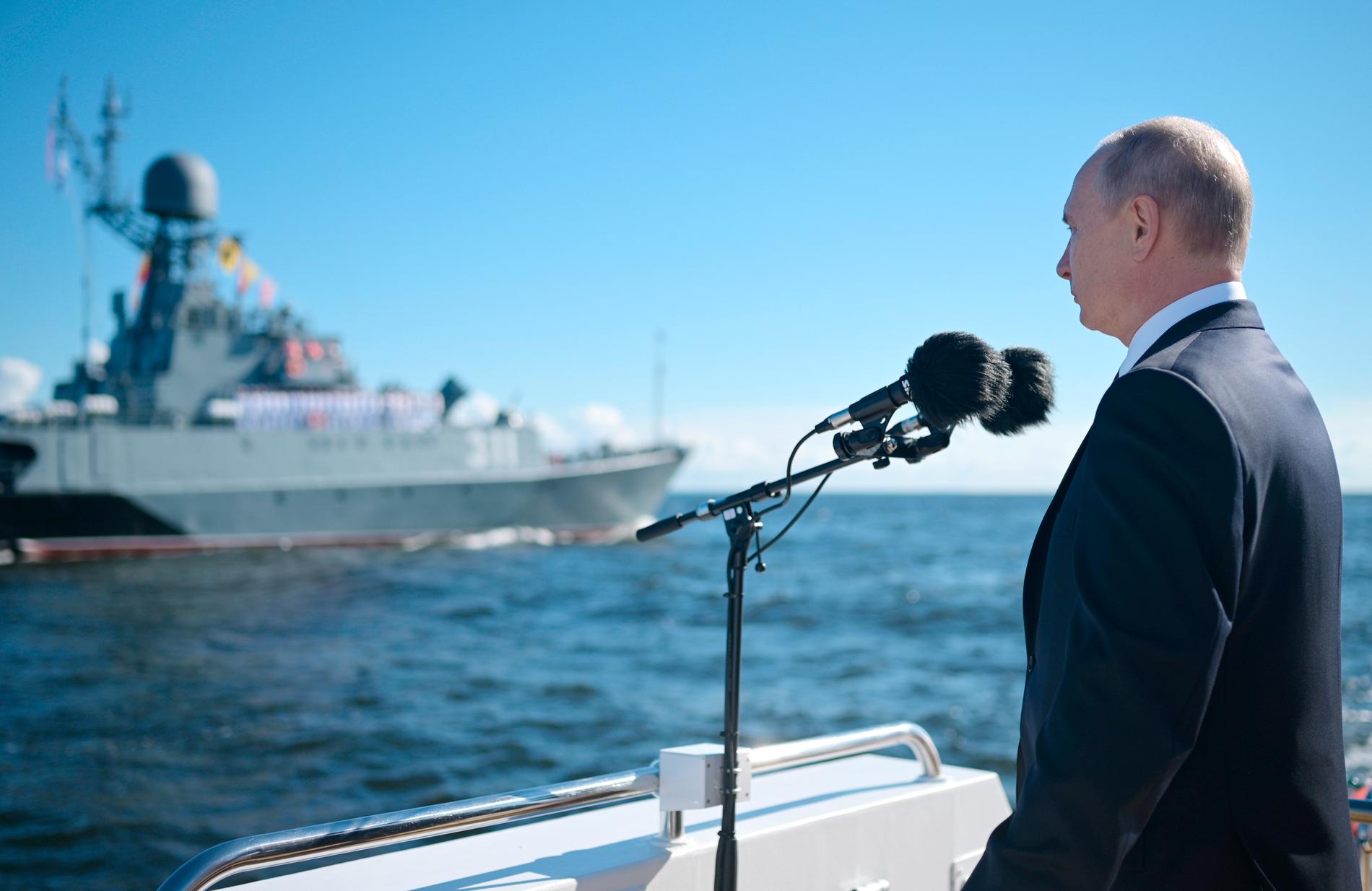 Rysslands president Vladimir Putin talade på telefon med Ukrainas president Volodymyr Zelenskyj på söndagen. På bilden inspekterar Putin ryska krigsskepp på söndagen.