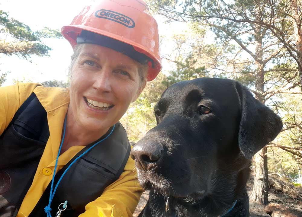 Ingela Sörqvist har tränat sin labrador Cox att känna doften av brand. Nu jobbar de tillsammans. 