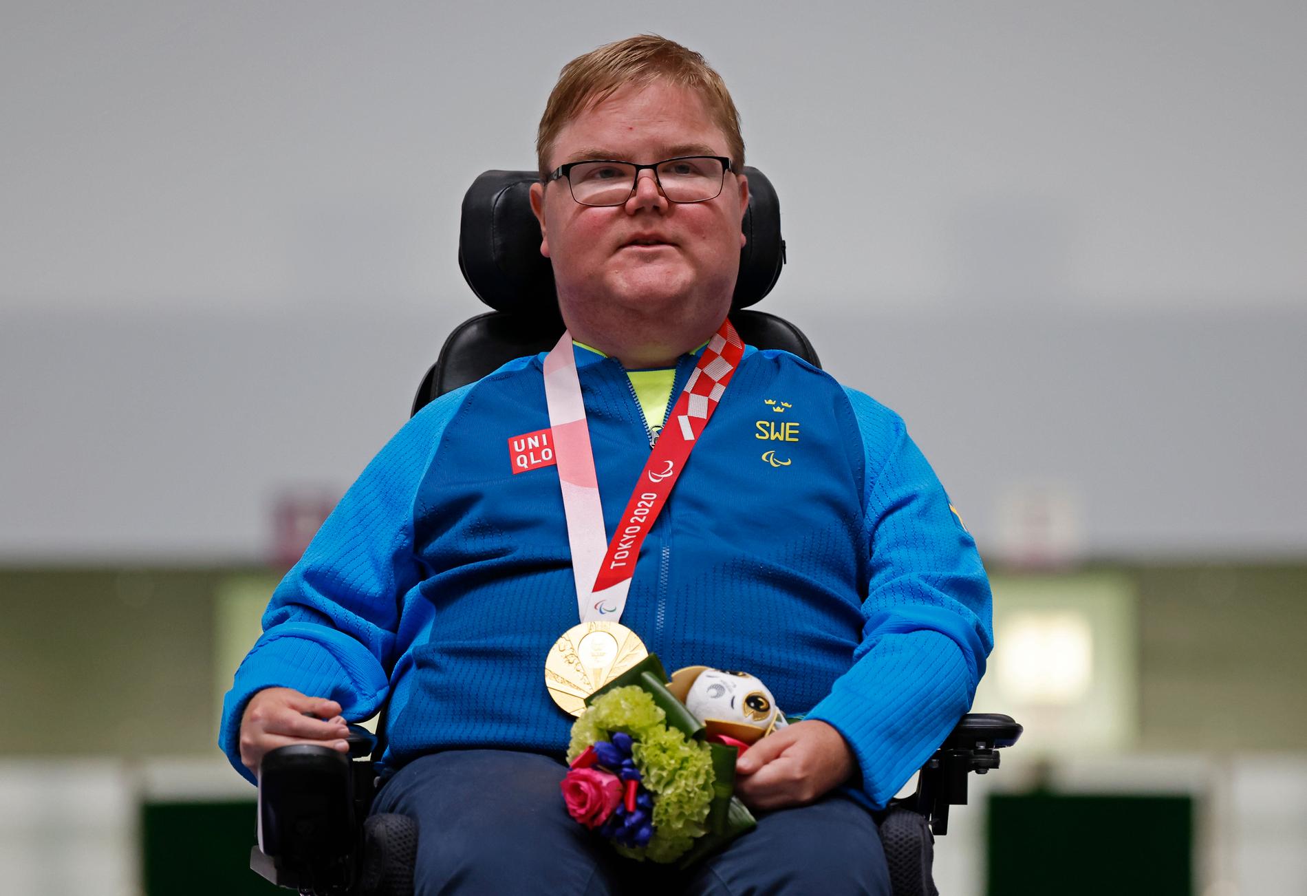 Philip Jönsson med guldmedaljen från Paralympics 2021.