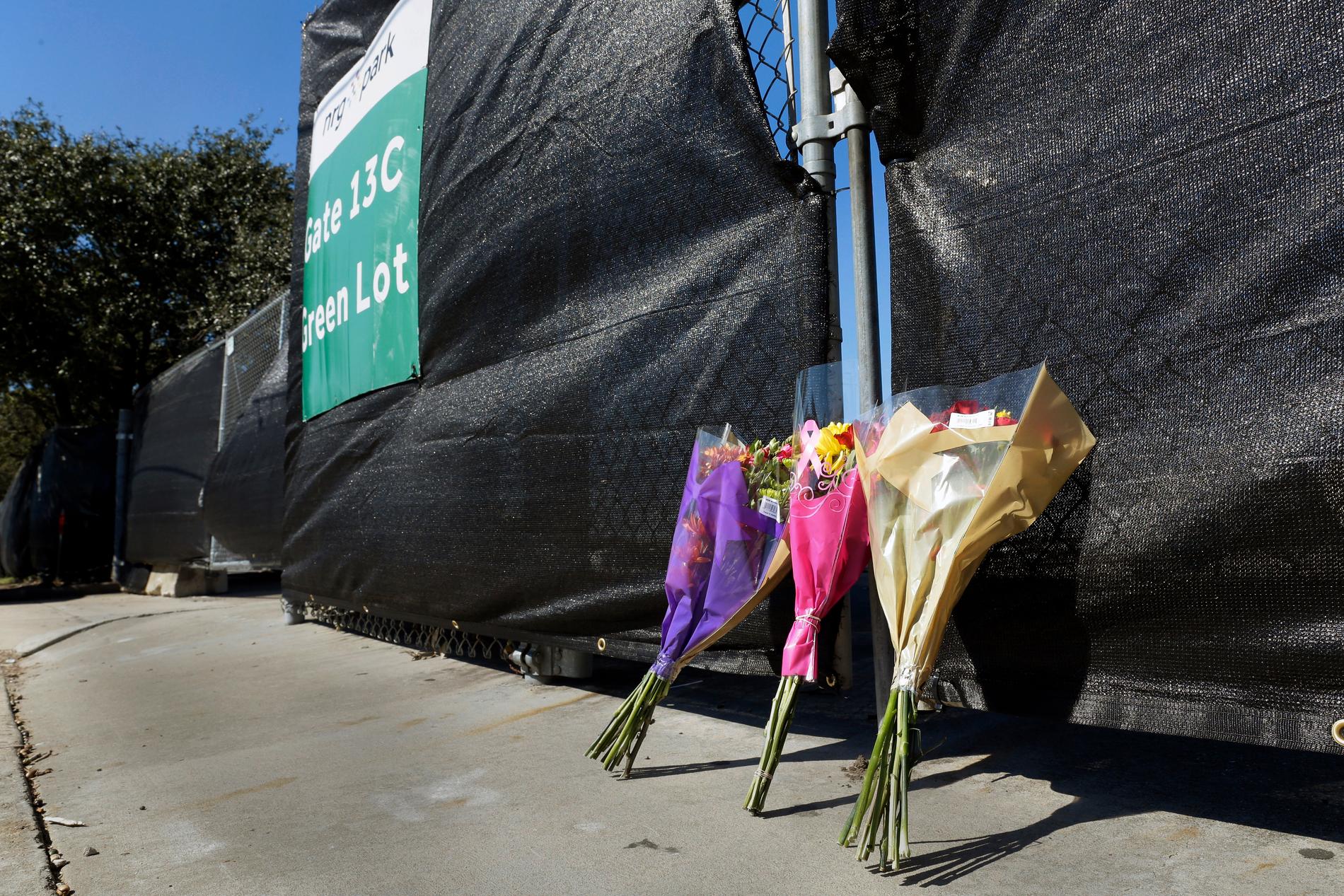 Blommor utanför konsertområdet där åtta personer miste livet i fredags. Bild från i lördags.