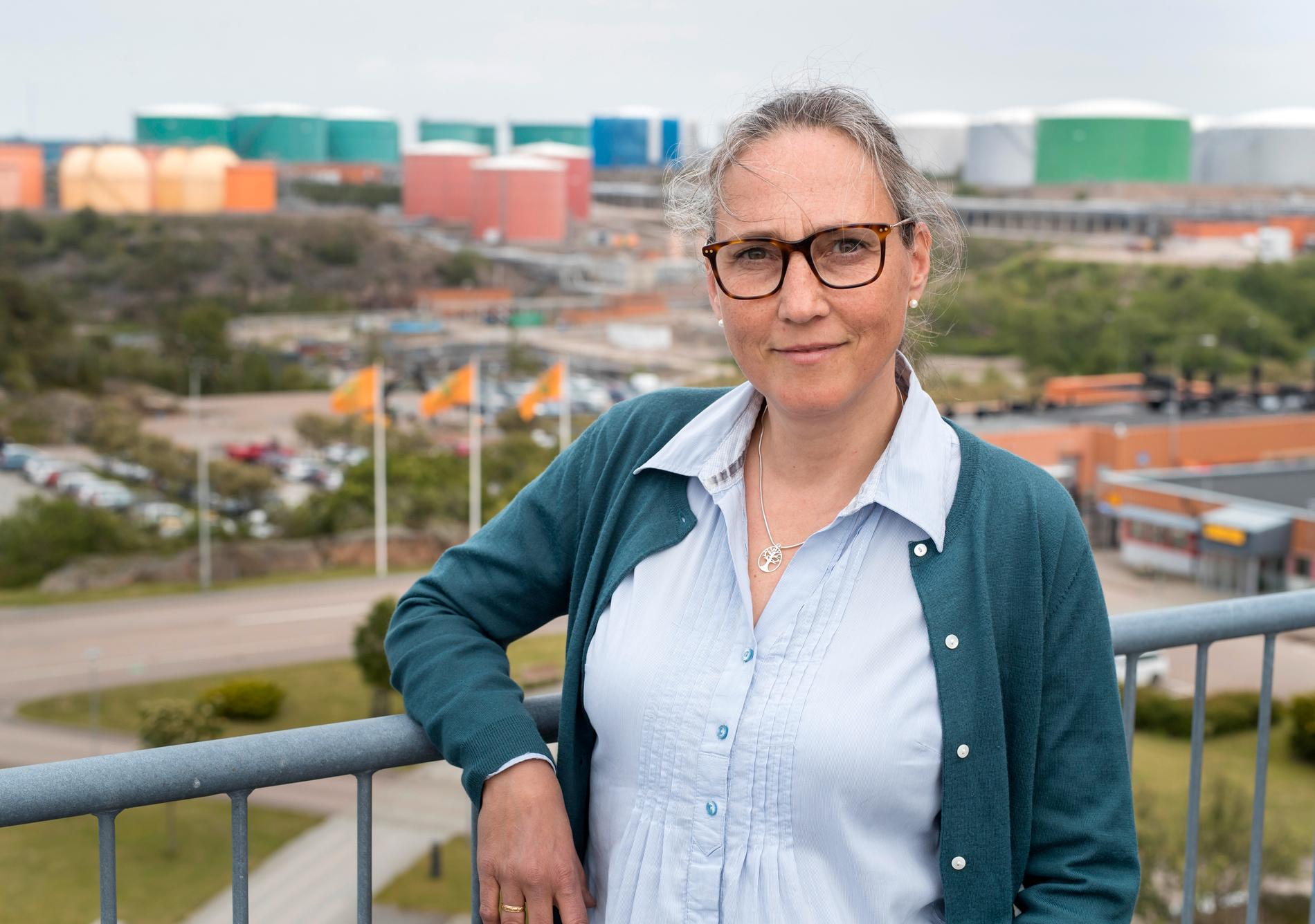 Malin Hallin är chef för hållbar utveckling på drivmedelsbolaget Preem. Hon ser den planerade utbyggnaden av raffinaderiet vid Lysekil som en investering för miljön, eftersom man ska kunna göra bensin och diesel av förnybara råvaror. Men kritiker pekar på en annan del av utbyggnaden, som vållar stora utsläpp av koldioxid.