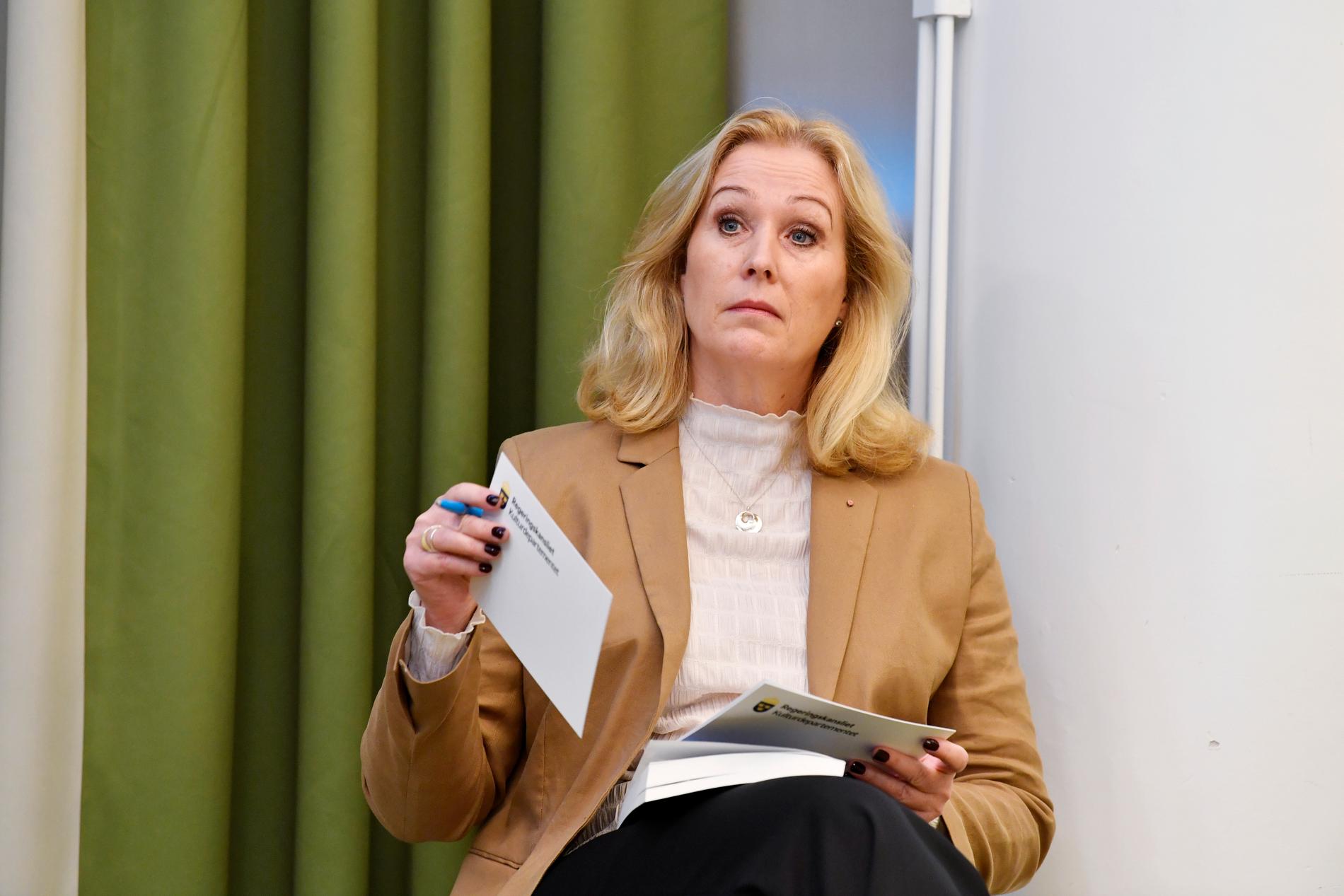 Kulturminister Jeanette Gustafsdotter uppmanar kulturutövare i Sverige att söka återstartsstöd hos Kulturrådet. Arkivbild.