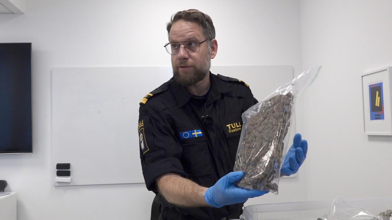 Martin Pettersson håller upp en påse cannabis. 