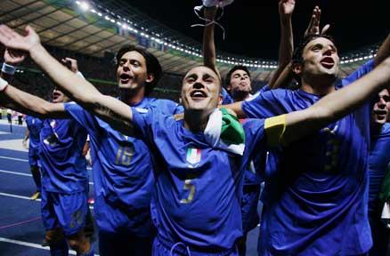 VÄRLDENS NYA KUNGAR Fabio Cannavaro och Italien är världsmästare efter en jätterysare mot Frankrike i finalen,