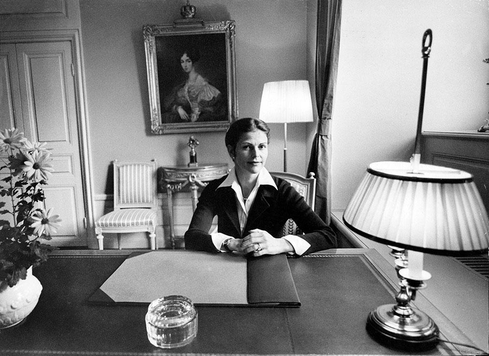 Drottning Silvia på sitt kontor på Kungliga slottet 1980. Hovherrarna blev mycket förvånade när den unga drottningen bad om ett kontor och en skrivmaskin när hon kom till Sverige. 