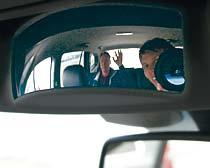 Med en liten utfällbar spegel håller du koll på passagerarna i de två bakre raderna medan du rattar din Santa Fe.