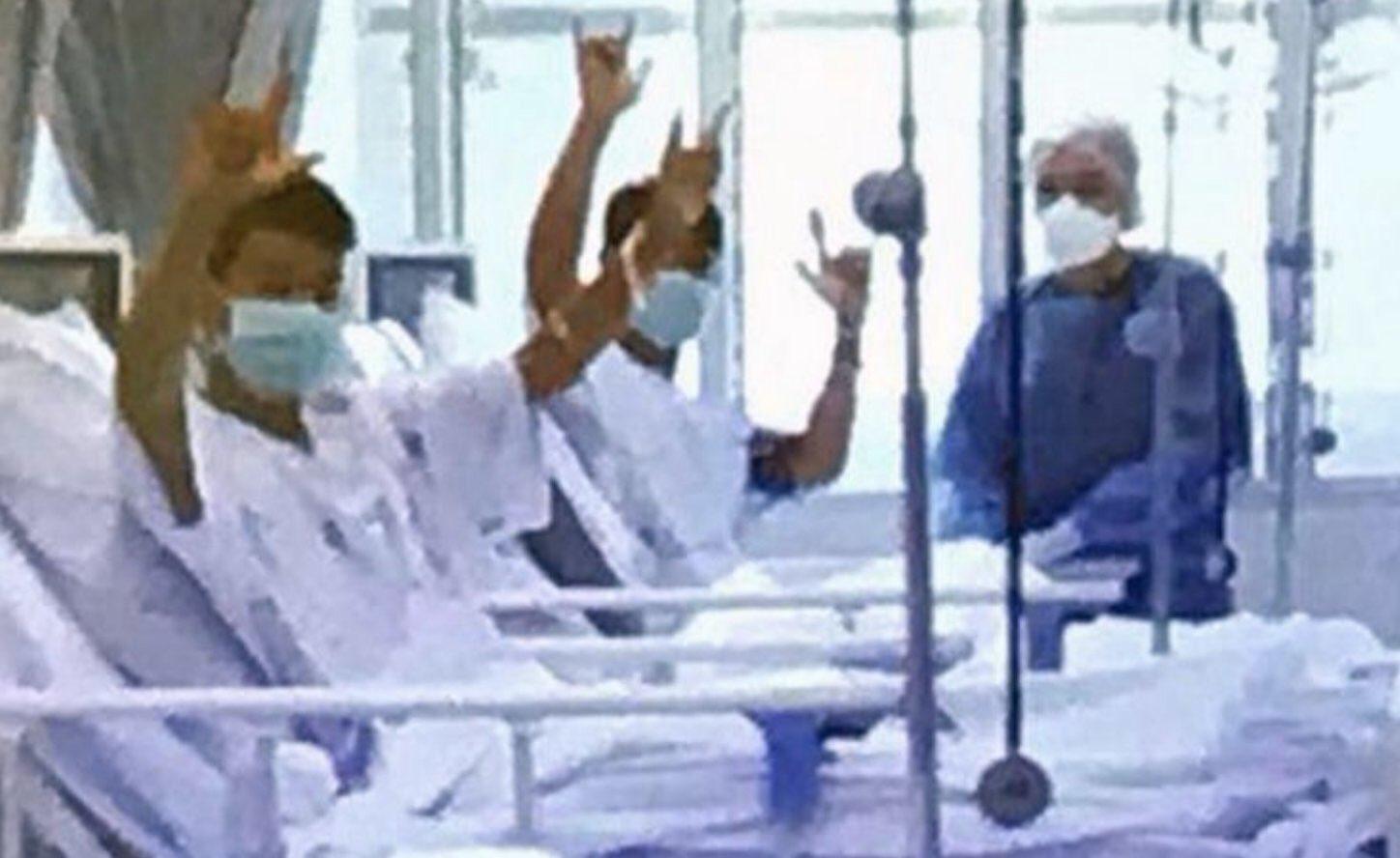 Några av de räddade pojkarna syns i thailändsk tv när de gör segertecken från sjukhussängarna. 